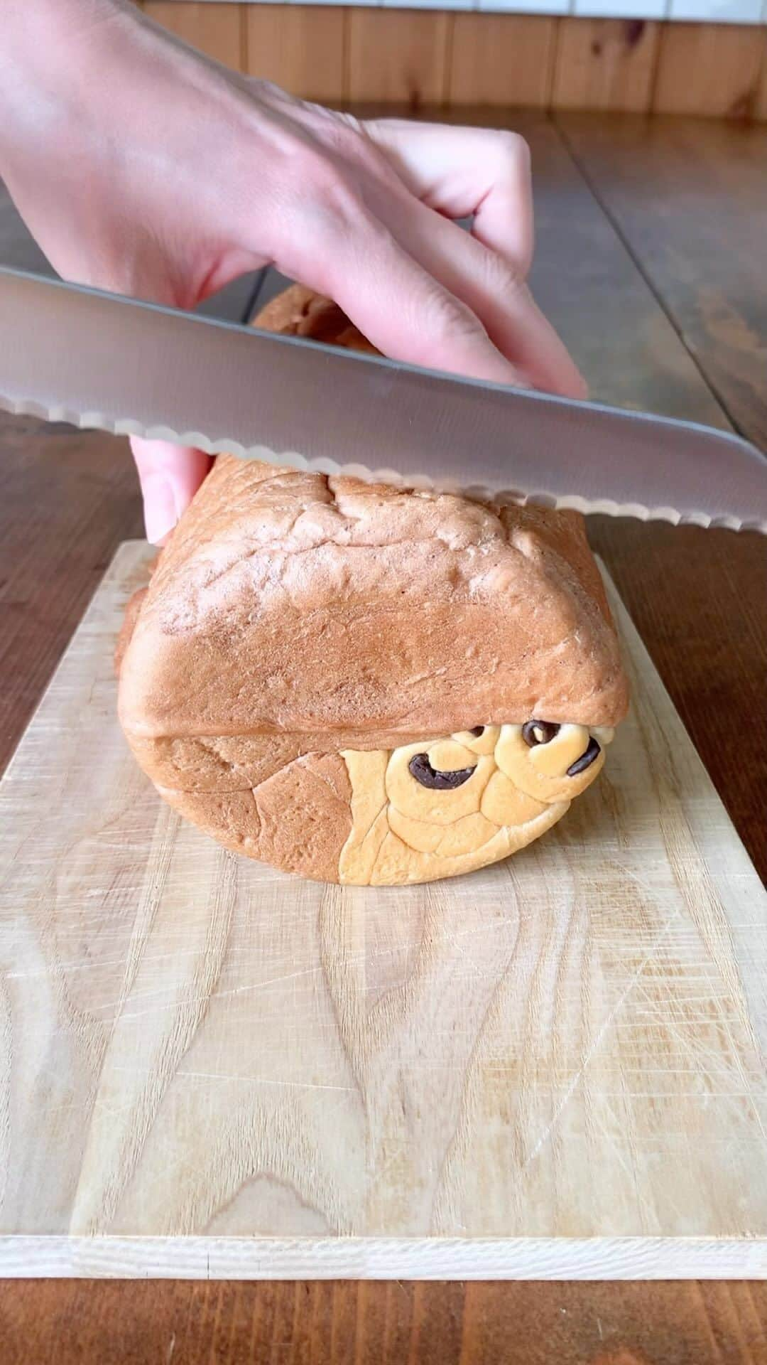 Ranのインスタグラム：「大好き！なマムアンちゃん♡♡♡  #bread #mamuang #mamuangchan #breakfast #kawaii #マムアンちゃん  #タムくん #マムアンカフェ #Thailand #イラストパン @wisut ♡」