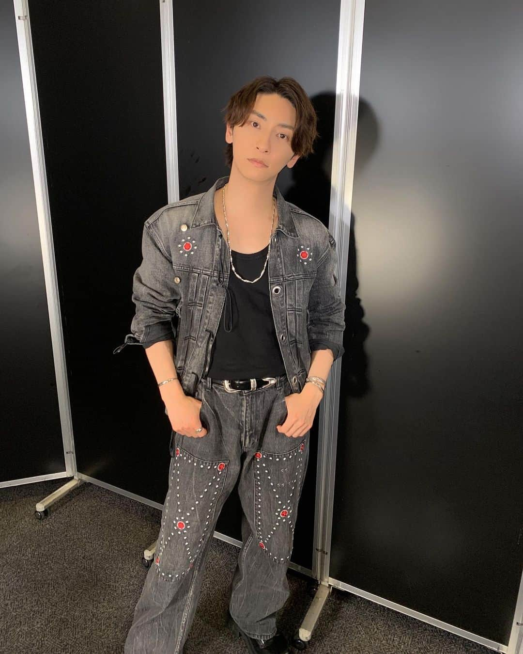 與真司郎のインスタグラム：「みなさん、こんばんは😃 カトシバです👍  大阪公演にお越しいただいたみなさま、 ありがとうございましたー✨  明日は、トークショー最後の東京公演です🥺 会場でお待ちしております👏  #與真司郎 #SHINJIROATAE #カトシバメセン #TS2023 #デニムセットアップシリーズ記録更新」