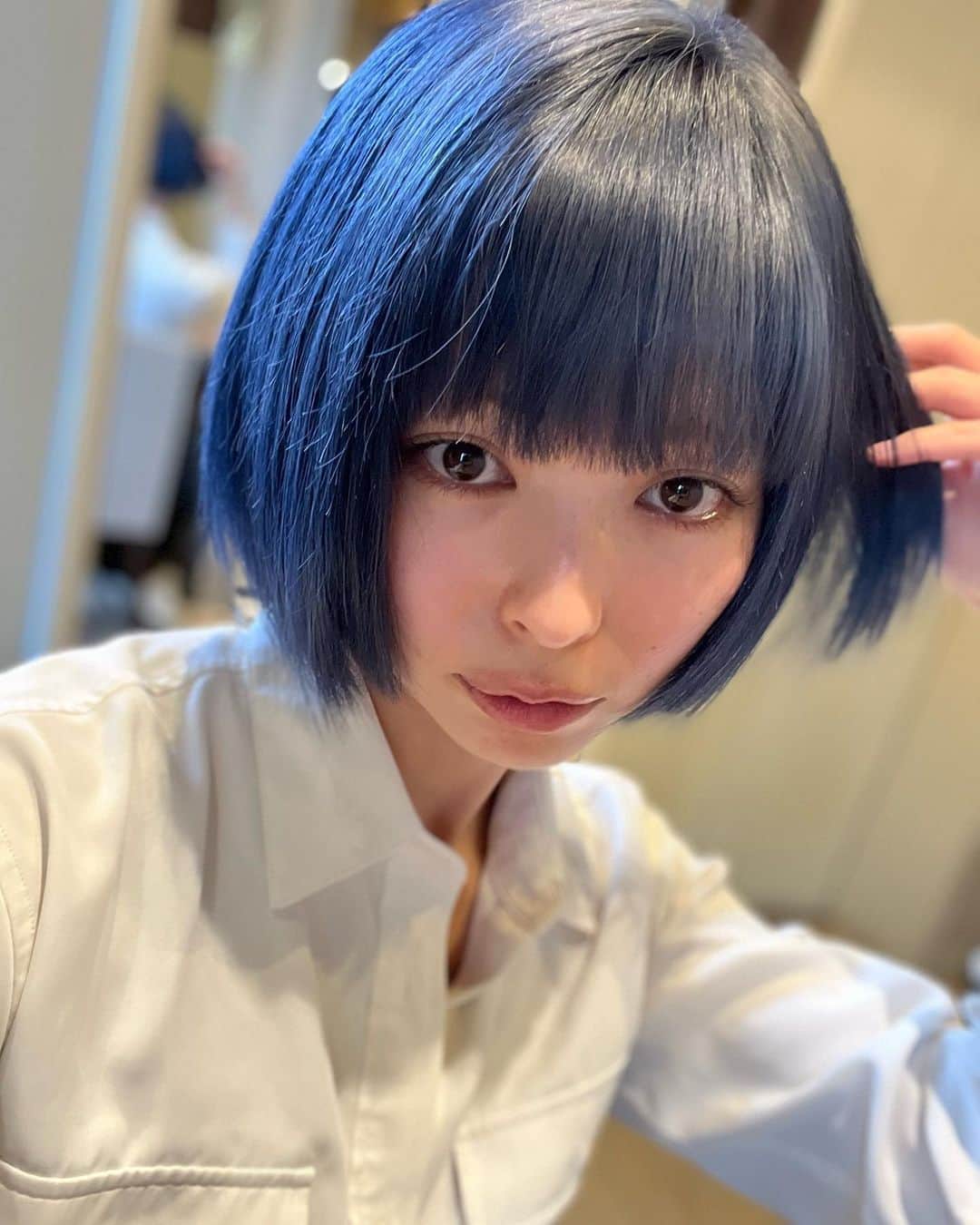 最上もがのインスタグラム：「すぐ影響されて髪色変えちゃう人  こないだ、まひる(@mahiru104 )に パーソナルカラー診断してもらって 初めて自分がブルベ冬ってことを知り(遅 絶望的に黄色が似合わないことを知り えっ…てなって変えた。  イメチェンシーズン〜！ 質問にあったけど イメチェンは髪色から入るタイプ  みんなは？  ちなみに素肌美人目指して結構頑張ってて これノーマルカメラですっぴん無加工ノーフィルターなんだけど (日焼け止めは塗ってるし、角度もめっちゃ意識してるけど！！笑) めっちゃ良い感じになってきてる！ 赤ら顔なのはなかなか治らんのだけど…😂 良かったスキンケアとか今度YouTubeに共有するね！」
