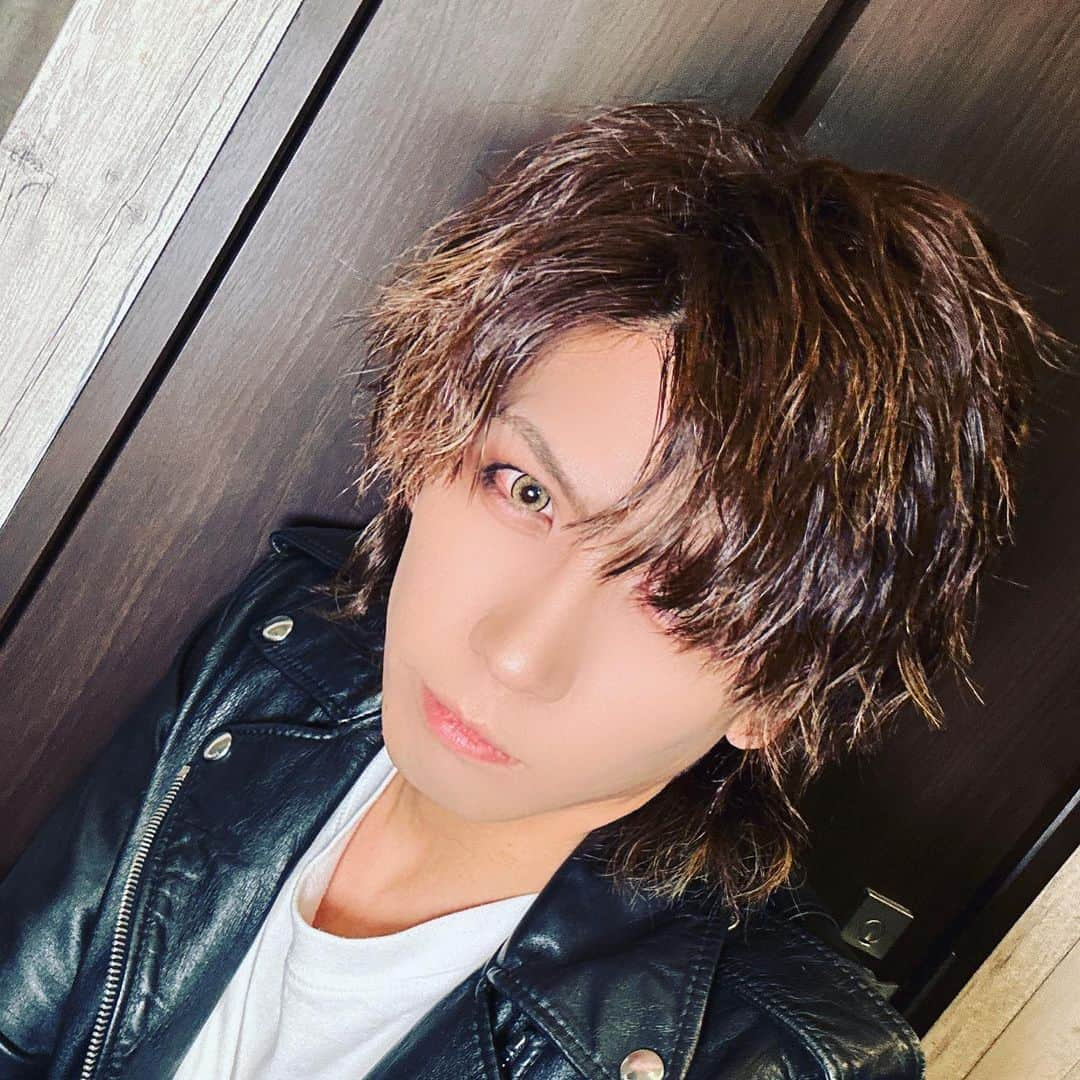 TAKUMA さんのインスタグラム写真 - (TAKUMA Instagram)「TAKUMA&宏一ブースvip vol.4ありがとうございましたー！  誕生日、当日というわけで盛大に祝ってもらいました🍰  ありがたい🥹  みんな祝ってくれてありがとね☀️  宏一さんから長い手紙をもらったのであとでギルドLINEに投稿します👌  今年も祝ってもらえて幸せでした！ 来年も祝ってもらえるように今年も頑張ります🔥  #たんさん #ギルド #お誕生日」5月27日 21時55分 - tan_tan_dayo