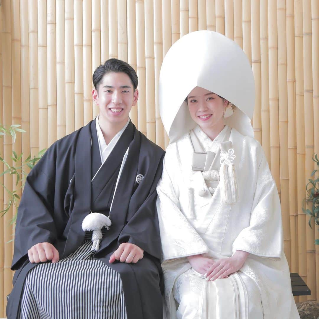 CLAIREのインスタグラム：「お2人の笑顔が素敵です🕊 衣装やプランのご相談承っております。 お気軽にお問い合わせください✨  #クレールブライダルスタジオ #フォトウェディング #結婚式準備 #プレ花嫁 #卒花嫁 #和装ヘア #和装前撮り #前撮り #写真で結婚式 #白無垢 #着物 #ウェディングドレス #結婚写真 #結婚準備 #日本中のプレ花嫁さんと繋がりたい#ウエディングフォト #フォトウエディング #2023春婚 #2023夏婚 #2023秋婚」