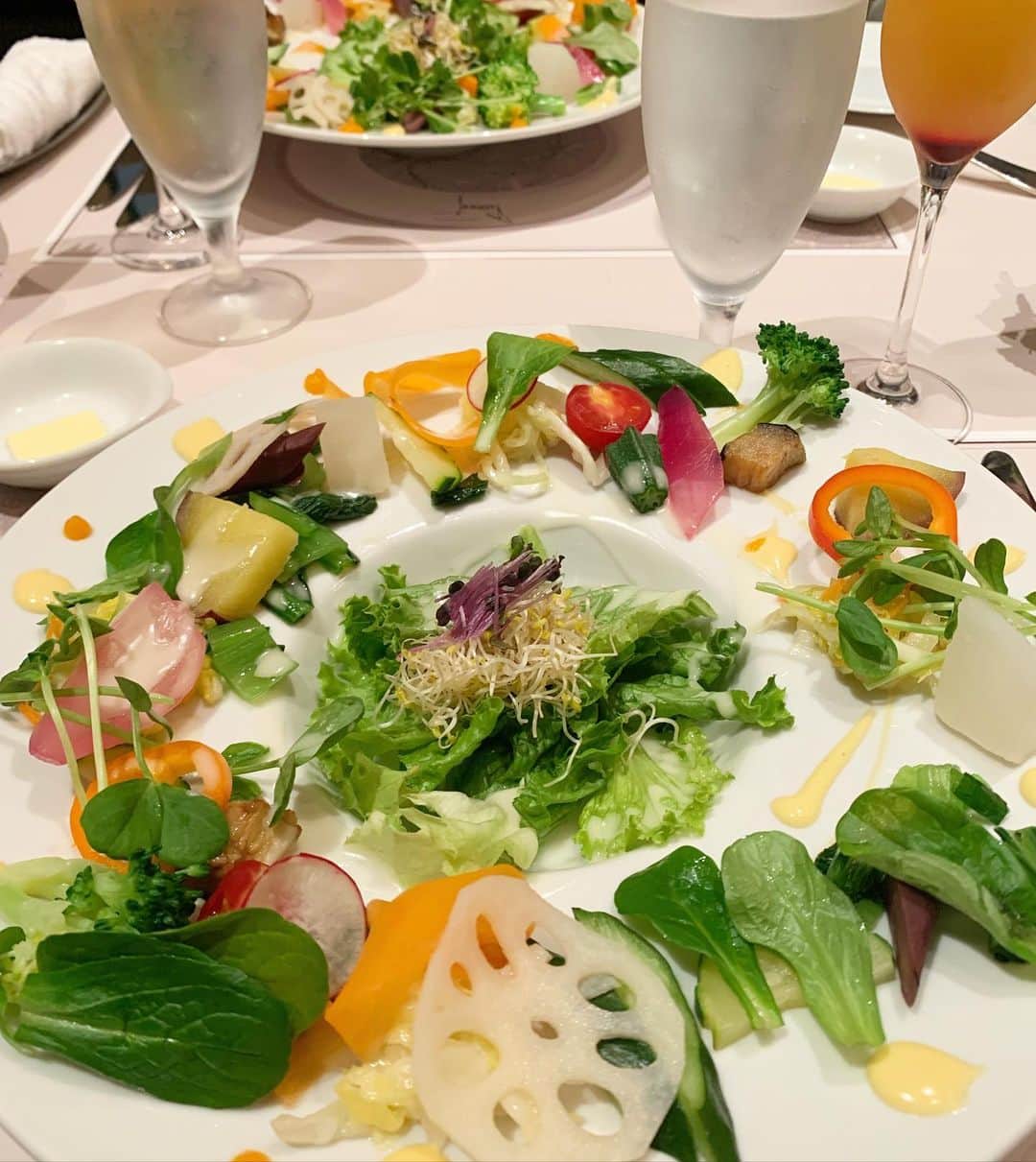 岡本麻佑のインスタグラム：「. 親子会👩‍👩‍👧‍👧🍽️🩷お気に入りのお野菜フレンチへ🥬🥕💚  かわいいかわいいきょうちゃん🥰💓私がスケート引退する時はまだ中学生とかだったのに🥹もうすっかり立派なお姉さんになっちゃって🤭✨ これからもスケートがんばれ⛸️🫶🏻いつも応援してるよ😘🪄  みんなで美味しい美味しい言い合って久々にゆっくりできて楽しいひとときでした😌🙏🏻🩵  #yasaifrenchnr#野菜フレンチ#フレンチ#ランチ#大阪ランチ#ヒルトンプラザ」