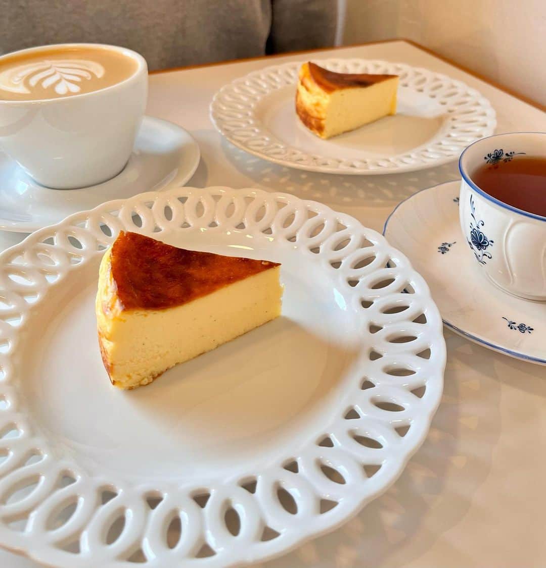 前田友香のインスタグラム：「@a_little_coffee_fukuoka   あたたかみのある店内。 チーズケーキ めちゃくちゃ美味しかった♡  #福岡　 #福岡カフェ #カフェ  #カフェ巡り  #チーズケーキ #甘党女子  #甘スタグラム」