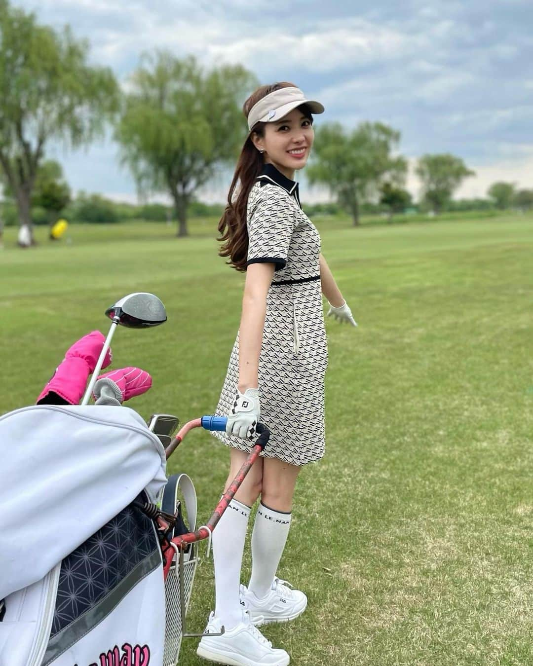 Aoiさんのインスタグラム写真 - (AoiInstagram)「最近のゴルフウェア事情🏌️‍♀️ 私がルナンとコラボしたウェアはもちろん 相変わらずFILAのウェアにもお世話になっております♡ @lenan_golf  @filagolf_jp   コラボウェアは皆様のおかげで初回完売したアイテムもありましたが、やっと再販開始いたしました😌 本日から３日間新宿ルミネエストの６階でポップアップしておりますので 是非気軽にお立ち寄りください✨ 事前にご予約頂いた方の特典もありますので いらっしゃる際は事前にDMやコメント頂けると嬉しいです🌸  #lenan#ルナン#ゴルフウェア」5月27日 21時58分 - aoioa