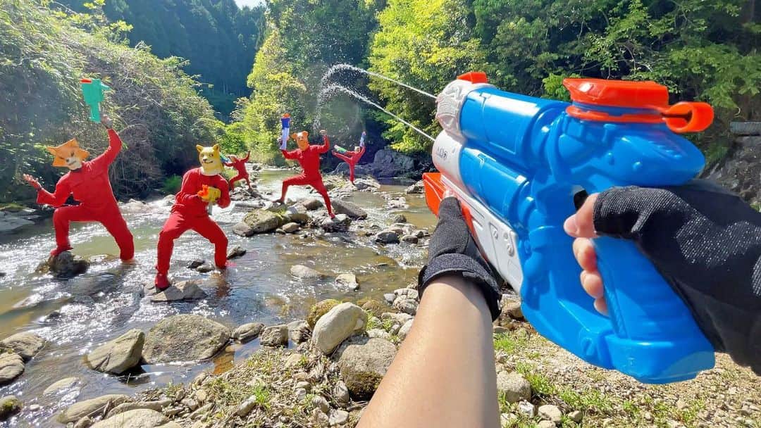 Kamiwaza Trickshotsのインスタグラム：「Nerf War | Outdoor Battle🔫 ナーフ戦争 | アウトドア編🔥公開  今回の動画は田舎道や小川、公園などを舞台としたアウトドアナーフウォーです！！ いつもと違った雰囲気の中で繰り広げられる熱きナーフの戦いをお楽しみ下さい😎🔥  @kamiwaza.tomo @nari_kamiwaza @hidetorian  #nerf #nerfwar #nerfgun  #youtube」