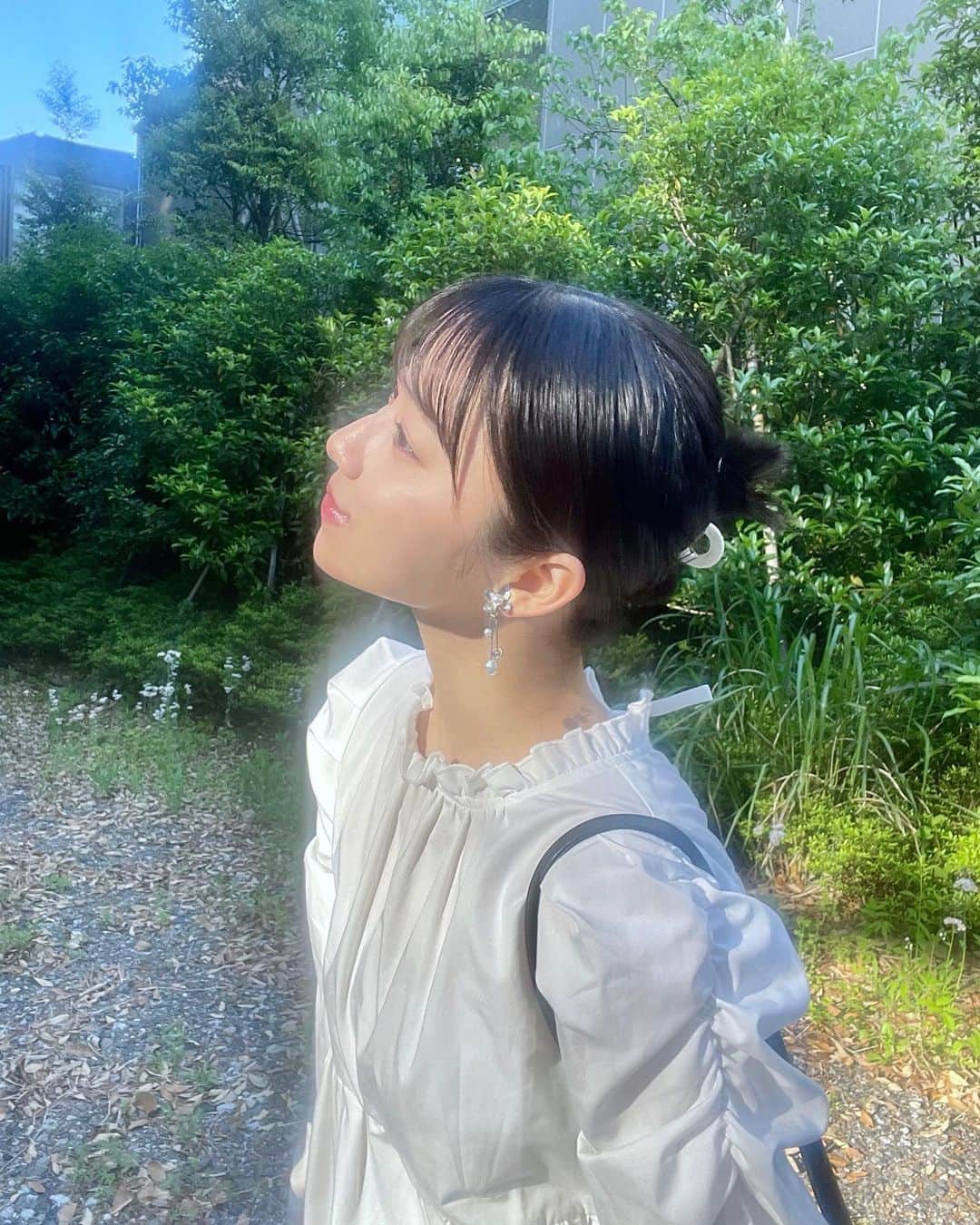 涼掛凛のインスタグラム：「お散歩の時は日焼け止めとリップだけで外に出ることが多いので顔がぼやぼやしてます。笑 なんか光でもわもわもしてる😂  . . . . . . . #白ブラウス #ブラウス #お散歩 #お散歩コーデ #まとめ髪 #まとめ髪アレンジ #黒髪 #シルバーアクセ #パワーショルダー #パワショル #ホワイトコーデ #ヘアクリップアレンジ #ヘアクリップ #すっぴんメイク」