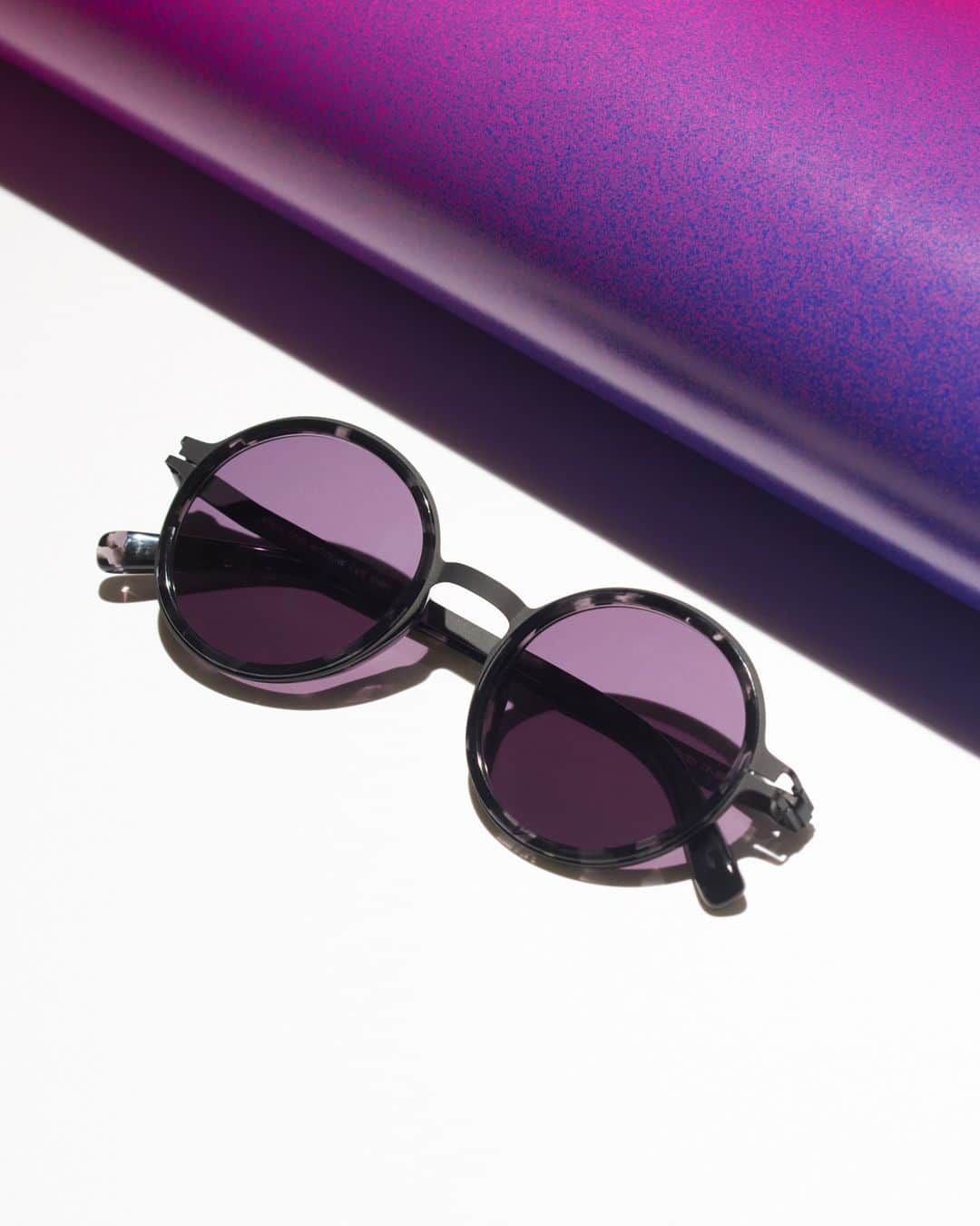 MYKITAのインスタグラム：「Are you a travel minimalist?   Carry-on kings and queens need a classic frame that works as hard as they do – DAYO is perfectly versatile and right for any occasion, from beach to business.  Figure out your sunglasses type in our Summer Essentials edit. Link in bio.」