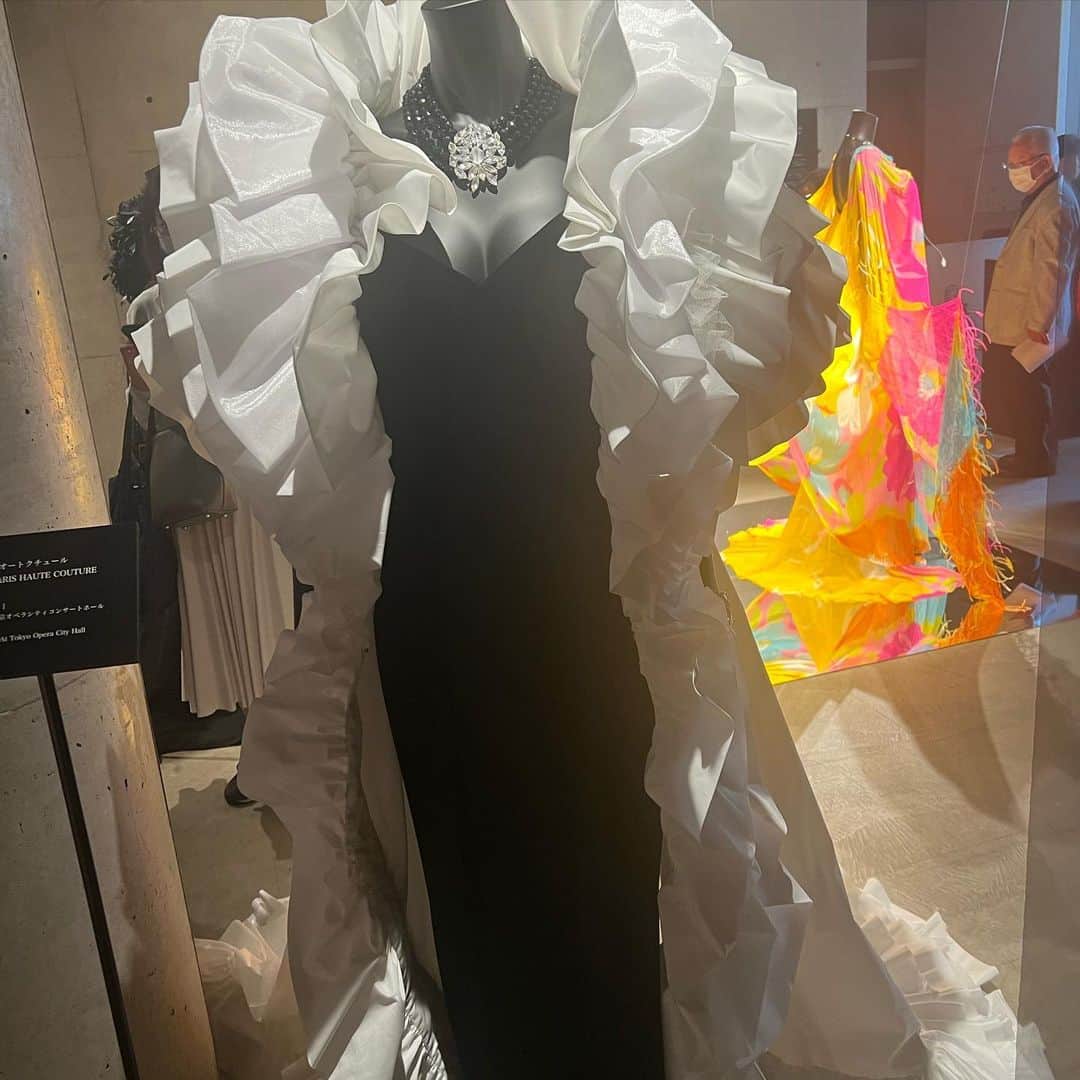 君島十和子さんのインスタグラム写真 - (君島十和子Instagram)「・ 日本が世界に誇る プリマドンナ 佐藤しのぶ様 (1958〜2019)  その軌跡を辿る衣装展に 伺いました。 そのほとんどが 森英恵先生のオートクチュール。 「トスカ」や「椿姫」 「蝶々夫人」などのタイトルロールを次々に演じた際の、どれもこの世に一点ずつしかない、 芸術作品。  今となっては、奇跡とも言われたその歌声を聞きたくとも…様々な権利関係の事情が絡み合って…なかなか難しいそうです。 お嬢様のかれんちゃんが @_karensato_  大切なお母様の思い出をこの様な素敵な展示会として見せて下さいました。  【5/28 18:00まで 青山　STUMP BASEにて】  #佐藤しのぶ #永遠のディーバ展 #shinobusatodivaforever  #shinobusato @stump_base  #君島十和子」5月27日 22時03分 - ftcbeauty.official