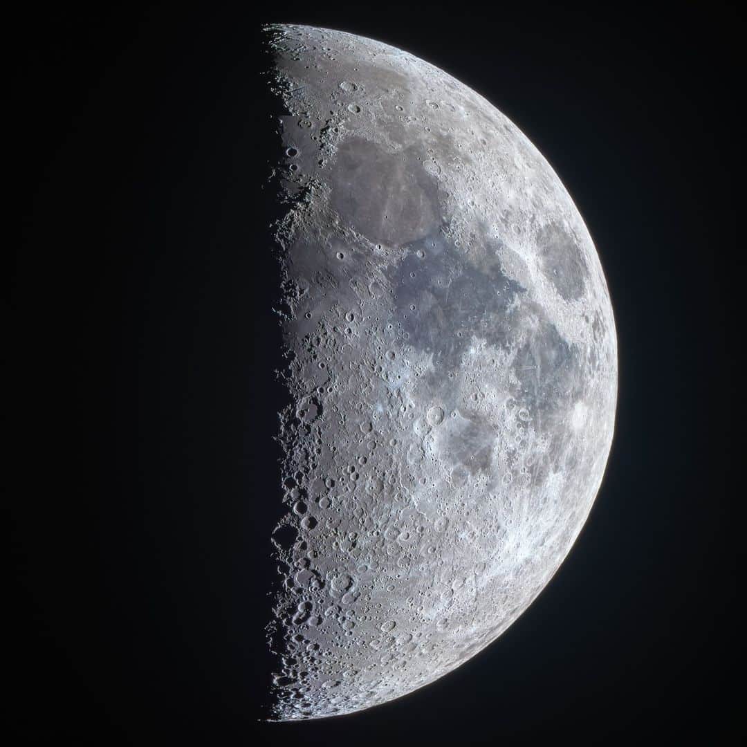 KAGAYAさんのインスタグラム写真 - (KAGAYAInstagram)「空をご覧ください。 西に上弦の月が輝いています。 （先ほど望遠鏡を使って撮影） 今日もお疲れさまでした。」5月27日 22時06分 - kagaya11949