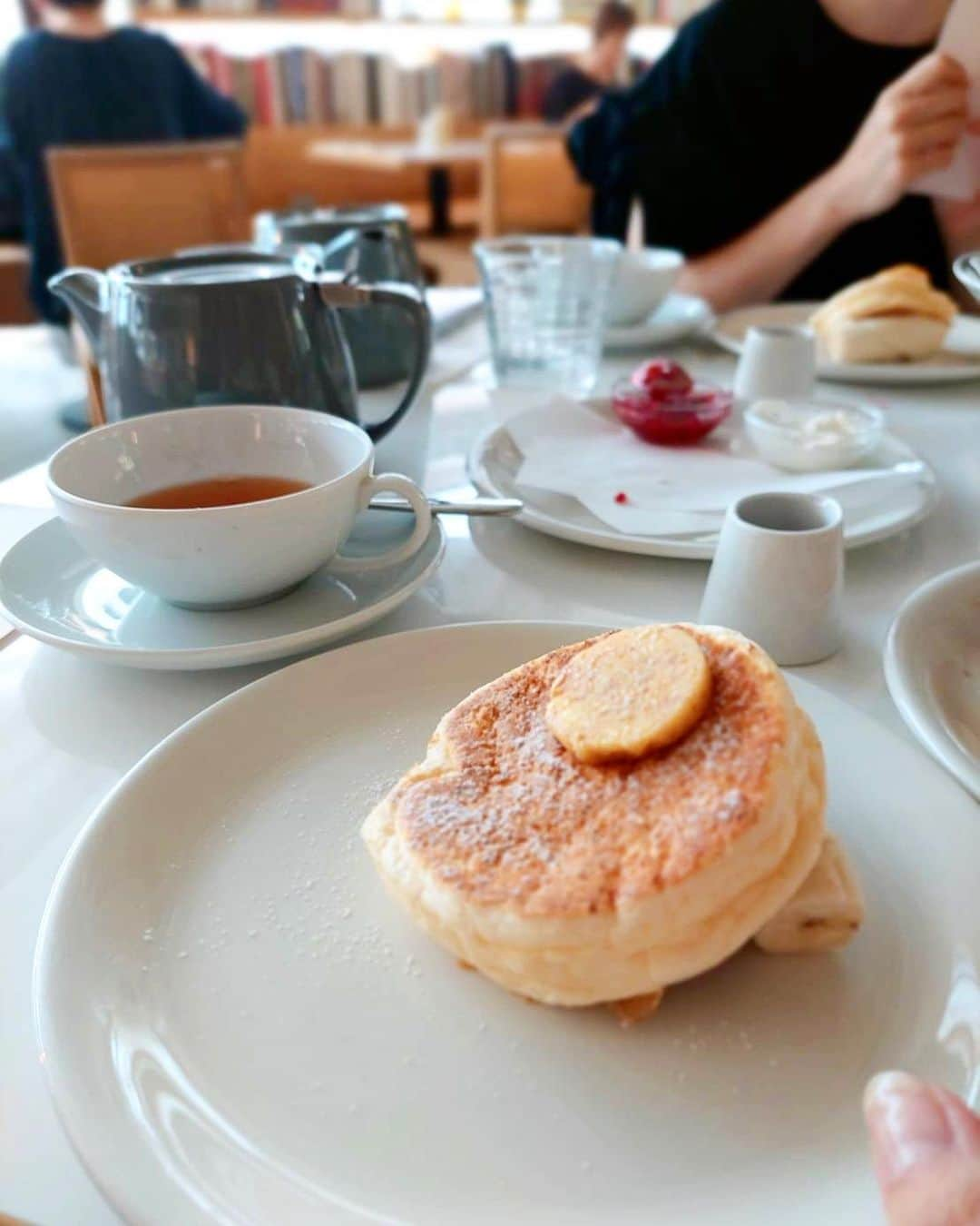 ERINA UENOさんのインスタグラム写真 - (ERINA UENOInstagram)「2023.05.27 Afternoon tea🫖 @sumi_retti  Sumire @kahochi_12  Kaho Aiko & Kiyo ♡  Weekend sisters ❤️ この中にリアル姉妹もいる🫶 5月【bills 福岡】 6月も楽しみ〜✨ みんなありがとう💕癒し。  * *  #Fukuoka #アフタヌーンティー #afternoontea  #bills福岡 #福岡カフェ #福岡ランチ #福岡ママ」5月27日 22時08分 - erina_flowdia