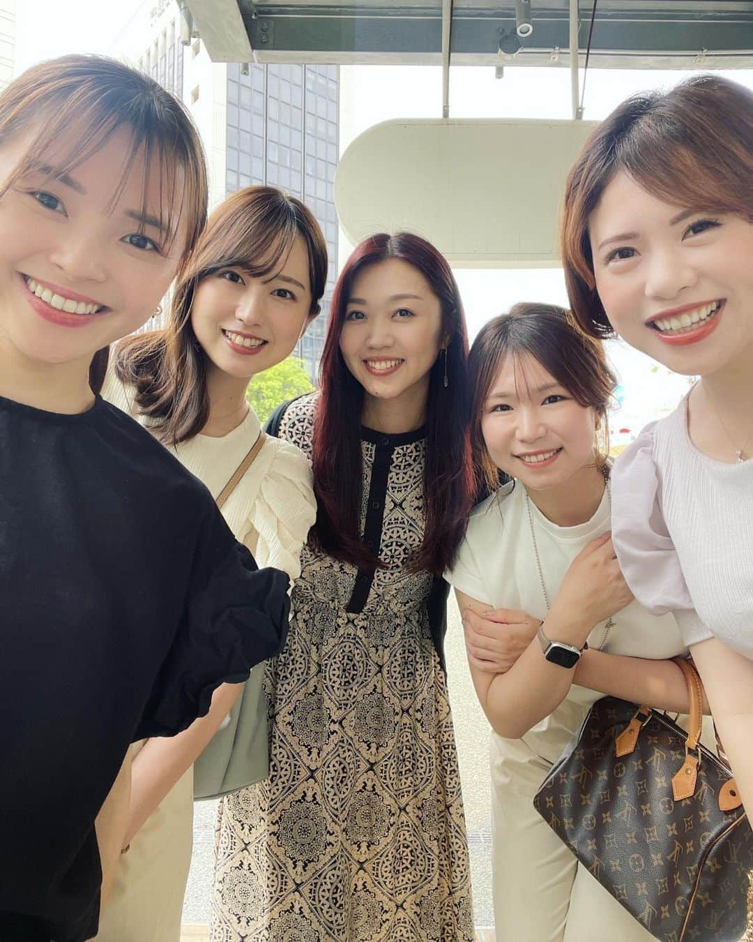 ERINA UENOさんのインスタグラム写真 - (ERINA UENOInstagram)「2023.05.27 Afternoon tea🫖 @sumi_retti  Sumire @kahochi_12  Kaho Aiko & Kiyo ♡  Weekend sisters ❤️ この中にリアル姉妹もいる🫶 5月【bills 福岡】 6月も楽しみ〜✨ みんなありがとう💕癒し。  * *  #Fukuoka #アフタヌーンティー #afternoontea  #bills福岡 #福岡カフェ #福岡ランチ #福岡ママ」5月27日 22時08分 - erina_flowdia