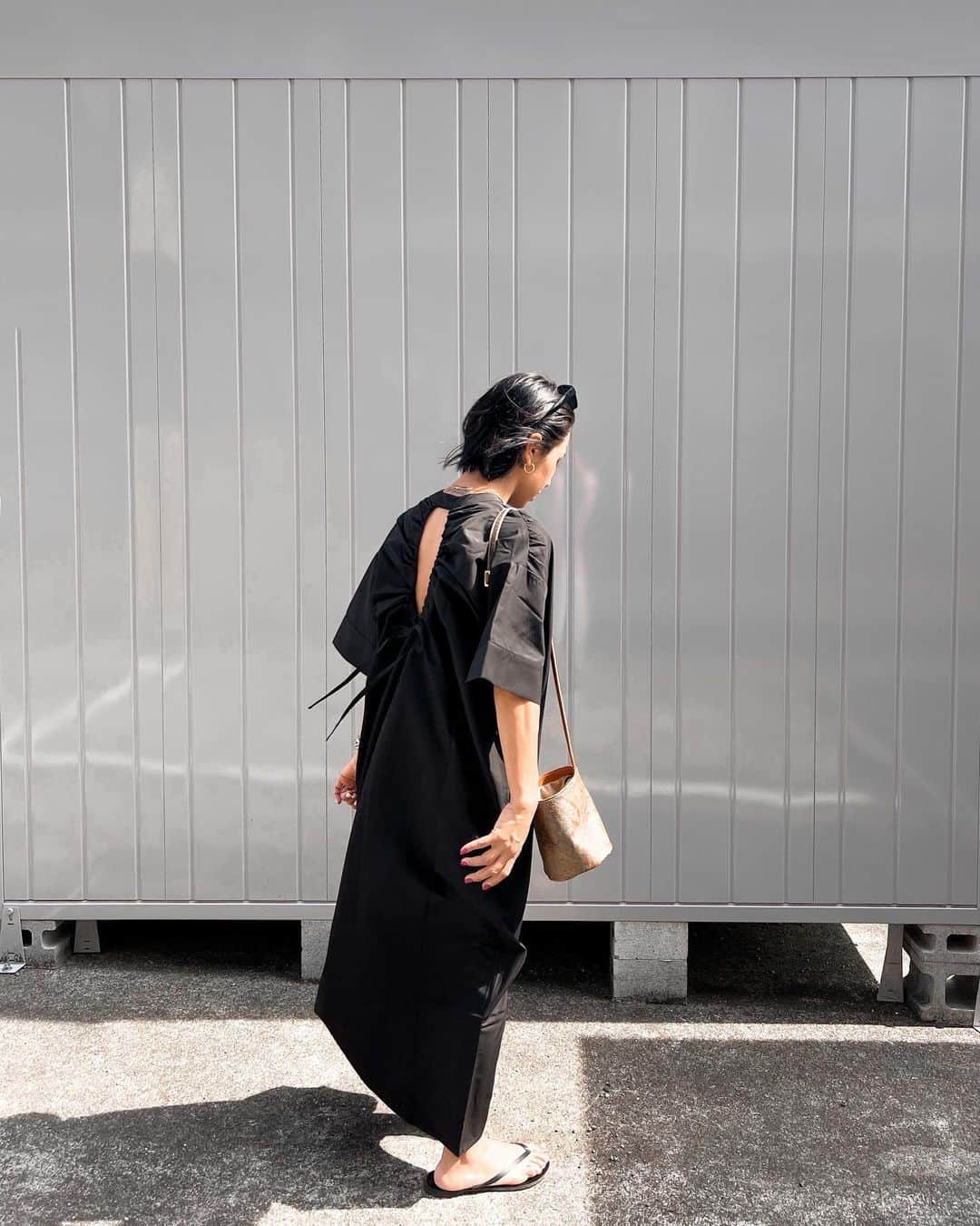Hiiiiikoのインスタグラム：「♡ . . バックギャザーのデザインが可愛い♡ @sakishima_tokyo_closet のなんだけど ワンピースだけど 前開けて着ても可愛いよね😁 . . #sakishimatokyo#zozotown #ママコーデ#ママファッション#シンプルコーデ#カジュアルコーデ#ブラックコーデ#ワンピース#大人カジュアル#ママ#4人のママ#プチプラ#プチプラコーデ#女の子ママ#男の子ママ#今日のコーデ」