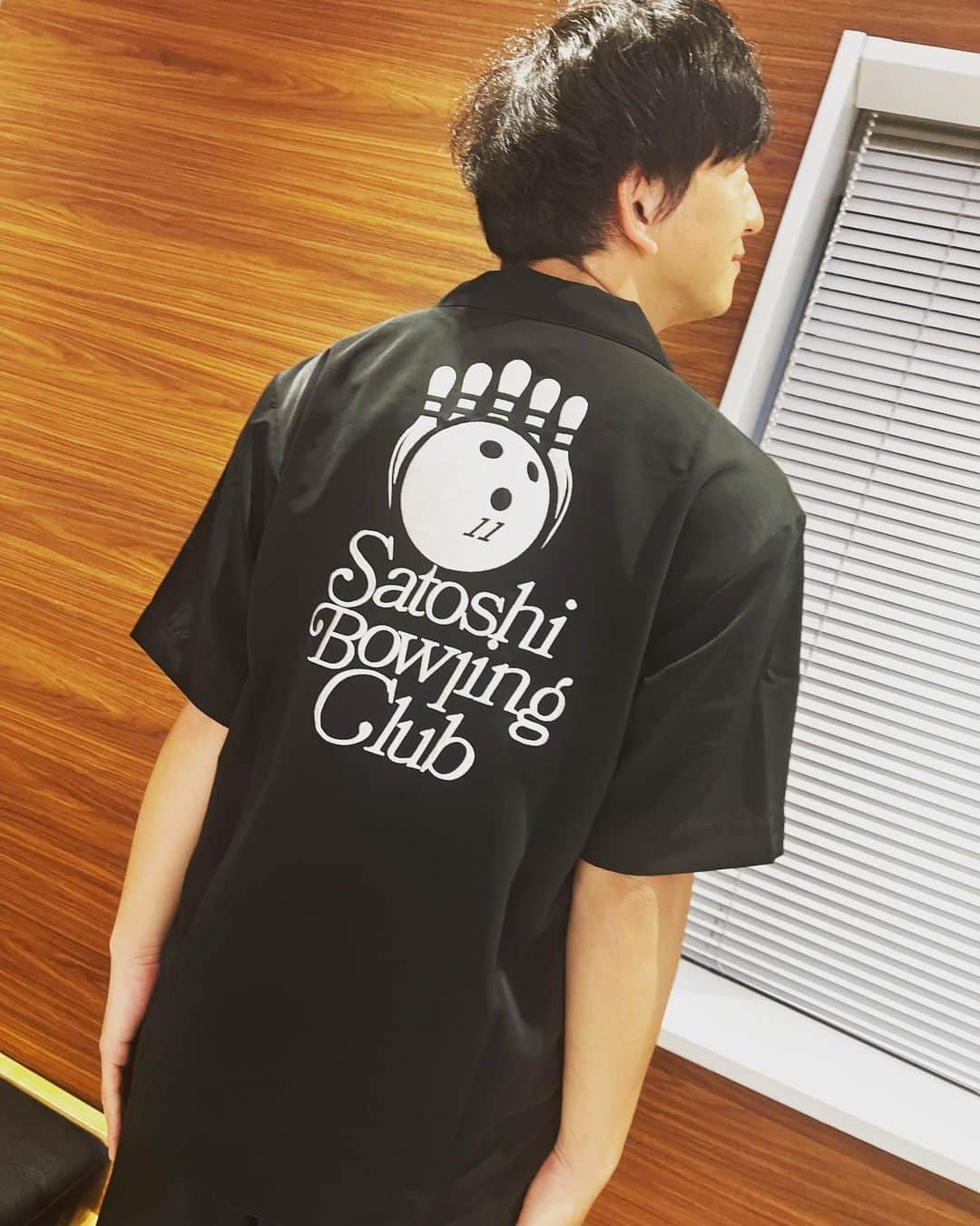 向井慧のインスタグラム：「「サトシボウリングクラブ」のボウリングシャツが完成しました。 #胸の数字は僕がやっているラジオの総周波数 #球の重さは11期生から #デザインはチョコプラ松ちゃん」