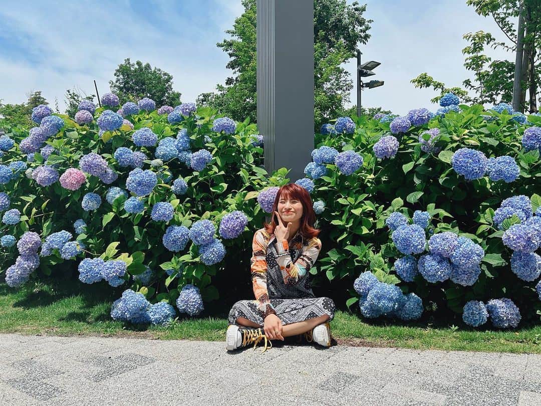 MARIA-Eさんのインスタグラム写真 - (MARIA-EInstagram)「⁡ あじさいに囲まれて幸せそうな私🥰 ⁡ やっぱりお花が大好き。」5月27日 22時14分 - maria.eeee