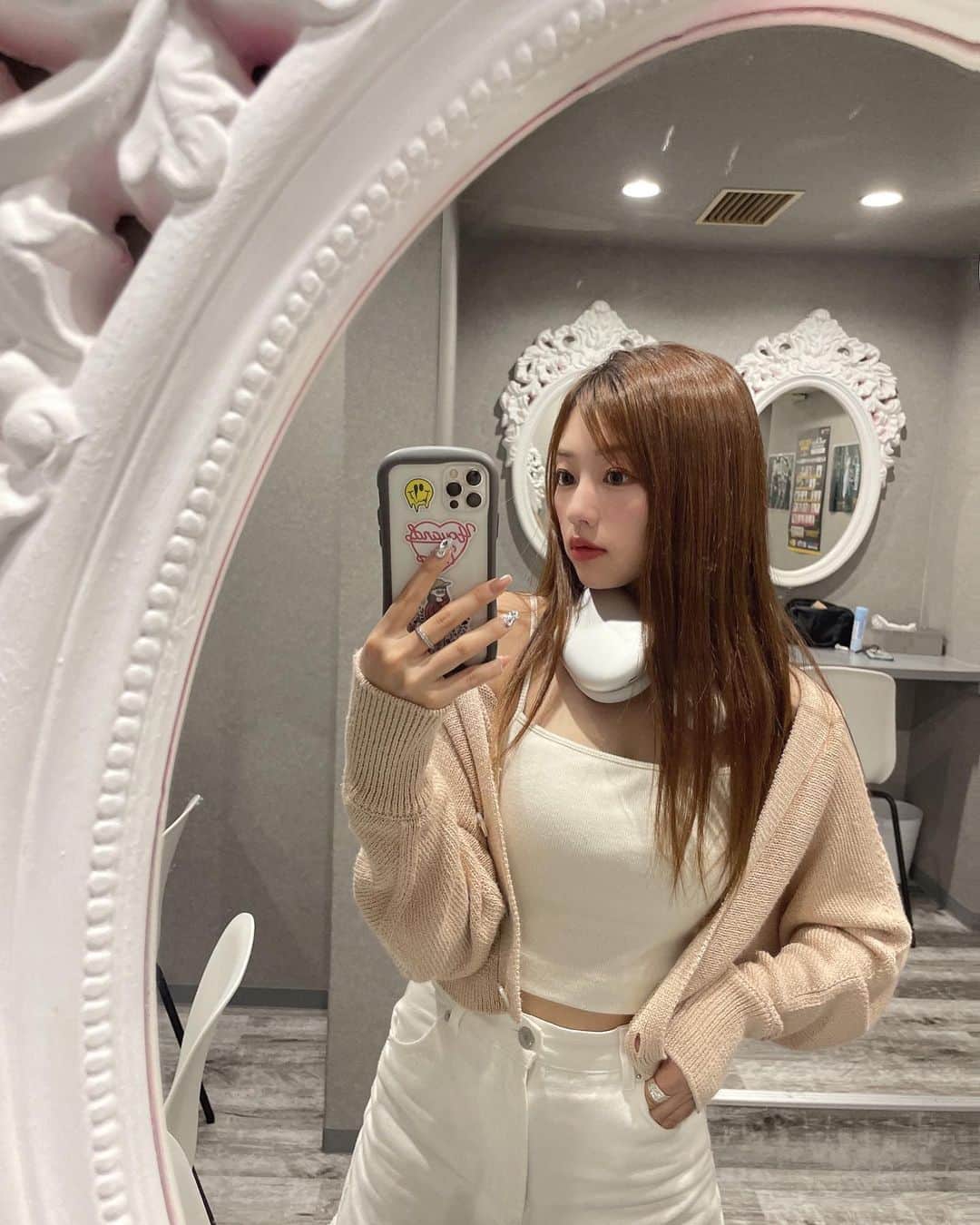 高木悠未のインスタグラム：「🤍🤍🖤 ソロライブ今年も楽しすぎた また来年も絶対やる！約束！ 会場を華やかにしてくれて幸せいっぱいだったよ🥺🤍  グッズはTシャツ3色とアクリルキーホルダーと ステッカーだよ!!しれっと携帯にステッカー貼ってる」