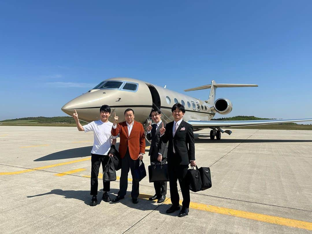 熊谷正寿さんのインスタグラム写真 - (熊谷正寿Instagram)「羽田空港✈️→能登空港🚁→石川県七尾市の一本杉　川嶋さんへ  お客さま接待&商材営業&飛行訓練を兼ねてひとっ飛び😊空から見た能登の景色は絶景👀川嶋のお料理も絶品でした🍽  #一本杉川嶋 #能登   #pilot #aw109 #helicopter #helicopters #agusta #agustawestland #パイロット #ヘリコプター  #gulfstream #gulfstreamg650   #ビジネスジェット  #プライベートジェット　#privatejet　#privatejets」5月27日 22時17分 - masatoshi_kumagai