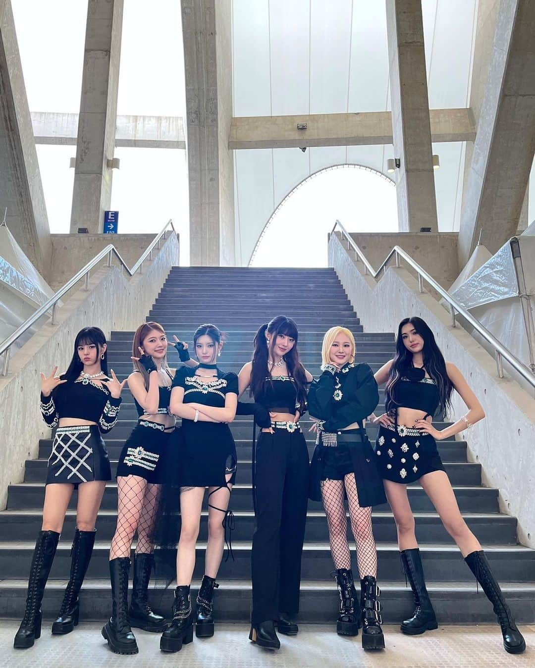 EVERGLOWさんのインスタグラム写真 - (EVERGLOWInstagram)「[📸EVERGLOW]  23.05.27 #드림콘서트  부산에 가면〰️ 광안리도 있고🏖️ 물떡도 있고🍡 💖에버글로우💖도 있고🥰  부산 더위도 물러나게한 짱버글로우💜 오늘도 포에버와  잊지 못할 추억 쌓기 완료✌️  에버글로우 포에버 렛츠고❤️‍🔥  #EVERGLOW #에버글로우 #이유 #시현 #미아 #온다 #아샤 #이런」5月27日 22時17分 - official_everglow