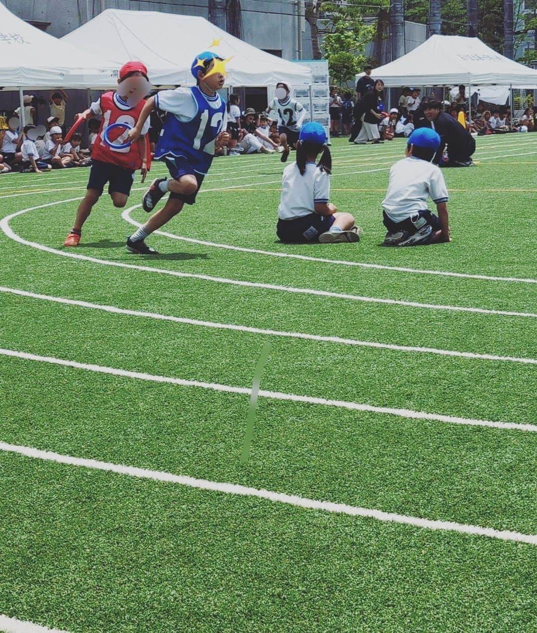 結花子のインスタグラム：「運動会🏆 小学校に入って初めての運動会✨ 一年生にしてリレー選手に選ばれて大活躍してくれた息子🥰 お母さんは誇りに思うよ🥰 . 帰ってきた息子に、「よく頑張ったね☺️お母さん嬉しかったよ☺️ご褒美何か買ってあげる☺️」 って言うと、 「筆箱とローラー消しゴム‼️」 だって😂 欲しいものも小学生らしくなってきたね😂👍 . #大好き　#息子　#愛おしい #運動会　#リレー選手　#青組 #低学年リレー　#大活躍 #優勝おめでとう🏆  #頑張ったね　#ご褒美 #ローラー消しゴム」