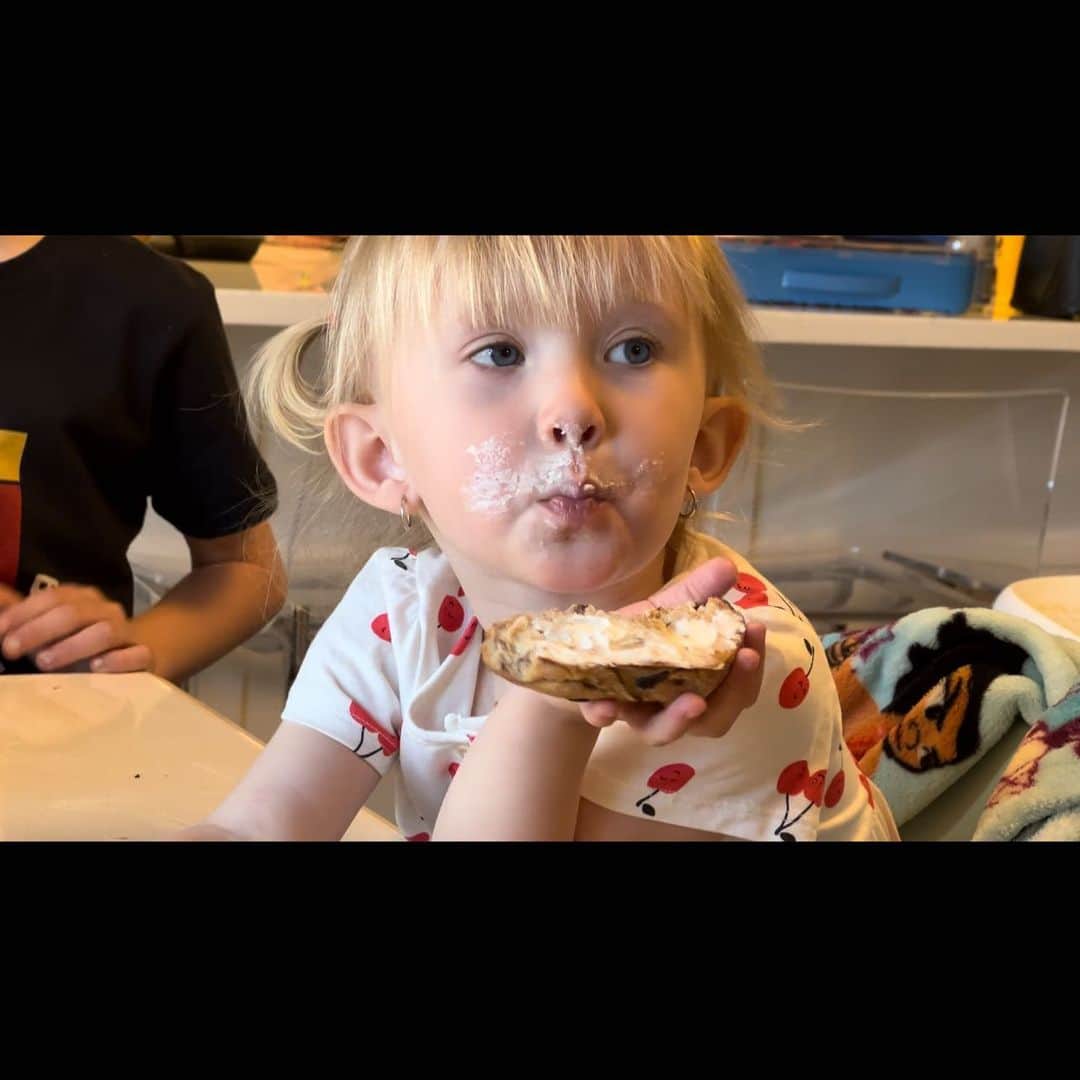 アレック・ボールドウィンのインスタグラム：「It’s Saturday. That means Bagel Day. That means Cream Cheese Day. That means…well…」