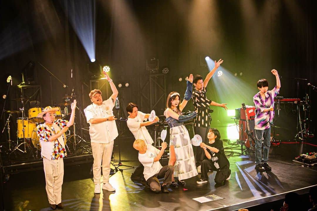 中嶋イッキュウのインスタグラム：「爆祭vol.15 ありがとうございました♡ 昨日は家で一人個展に向けて作品を作りながらバラエティ番組を見ていて、アハッと笑った瞬間唇の真ん中が切れてエモくなり、受け取ったウーバーイーツを少し目を離した隙に家の中で無くして鼻を効かせて大捜索し、約1時間後に見つけて冷めたご飯を食べました。6時半に起きようと思ってたのにワクワクして眠れず、5時をすぎたあたりでいかん！とりあえずベッドに向かおう！と思ったらベッドの近くにある壁についてる棚の角で勢いよく頭を激打し、その勢いで眠りにつき寝坊しました。少ししか眠れなかった時の中で「超最悪」をライブで10回くらい歌う夢を見ました。 とても口先が疲れました。 寝坊したはずなのに起きて3秒後には家を出ていたせいで ゴミは出し忘れましたが随分新幹線の時間より早く駅に到着してカオチとお茶しました。 ライブはとても楽しかったのですが、爆祭なので生写真のくじ引きみたいなのを一生懸命用意したらお客さんに「なんだなかちゃんばっかりかよ」と文句を言われたとスタッフから聞いて天井を見上げました。今日は特別な日なのでYouTubeの動画をたくさん撮ると意気込んでいたカオチは携帯を無くしました。 なかちゃんの日と思ってたけど結局ガッキーさんが凄すぎて全部掻っ攫って行きました。 帰りの新幹線のチケットを失くしてみんなで大捜索しました。ひろみさんとスタッフが見つけてくれました。 人間的にはあれですが とっても周りに恵まれた人生です。 お父さんお母さんありがとう。 音楽をいっぱい教えてくれたお兄ちゃんたちもありがとう。 不幸は笑い話にして、幸せをだれかと分け分けしながら残りの人生も楽しませていただきます☝️🩵まぢ隆盛〜！」