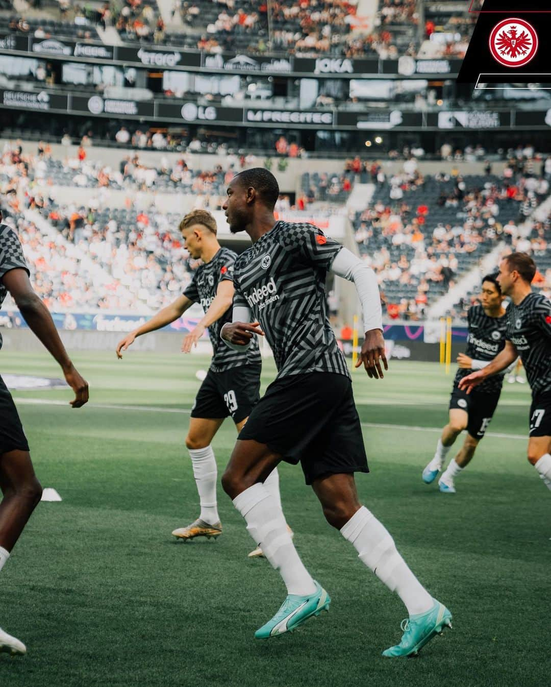 アイントラハト・フランクフルトさんのインスタグラム写真 - (アイントラハト・フランクフルトInstagram)「warm gemacht. READY! • • #SGESCF #SGE #Eintracht #Frankfurt #EintrachtFrankfurt」5月27日 22時24分 - eintrachtfrankfurt