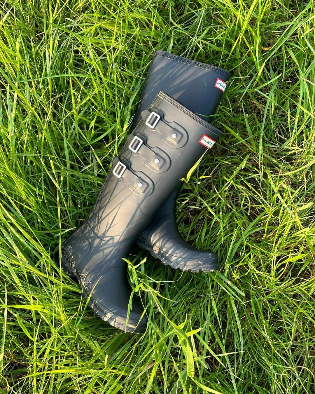 ハンターブーツのインスタグラム：「🎬 Some behind the scenes shots from our countryside festivals shoot with @rhennyalade, celebrating our festivals icon ✨  Shop our Wellington boots and all of your festival essentials at the link in bio now.   #HunterFestivals #HunterOriginals」