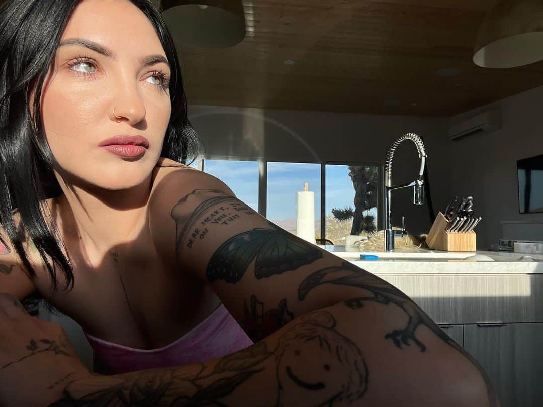Julia Michaelsのインスタグラム：「Caution: contents hot」