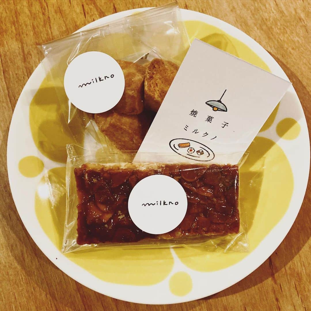 のインスタグラム：「今日のおやつ @kitanagakitchen さんへ @yakigashi.milkno_ さんの キャロットケーキを目当てに出掛けたのですが  時すでに遅く  残っていたのは この2品 #フロランタン  #塩サブレ   完売より良かったと 最後の２品を購入❤︎  コレがまた 美味しくて〜😍  もともとフロランタン好きなのですが 今まで食べた中で一番かもしれません💕  旦那さんに残せないかも と思いましたが いつもより早く仕事から帰ってきたのでセーフでした🤣  ますますキャロットケーキが食べてみたくなりました！」