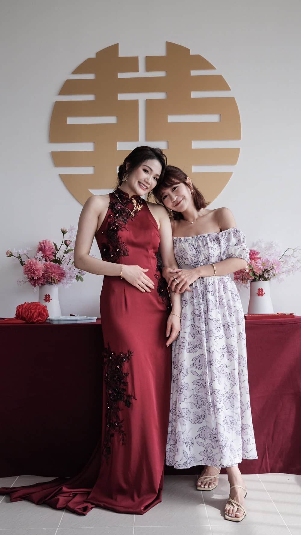 郭圈圈のインスタグラム：「上次出國就是為了我們跛腳新娘👰🏻‍♀️ 特地搜集新娘的每個時刻拍了reels 做紀念🥰 （我也跟新娘一樣狂換裝🤣很好意思🤭🫶🏻） #新婚愉快 #永遠幸福快樂  - #lea_outfit  @marule.official ✨ -   #圈圈去馬來西亞🇲🇾 #仙女兒與武士兒」