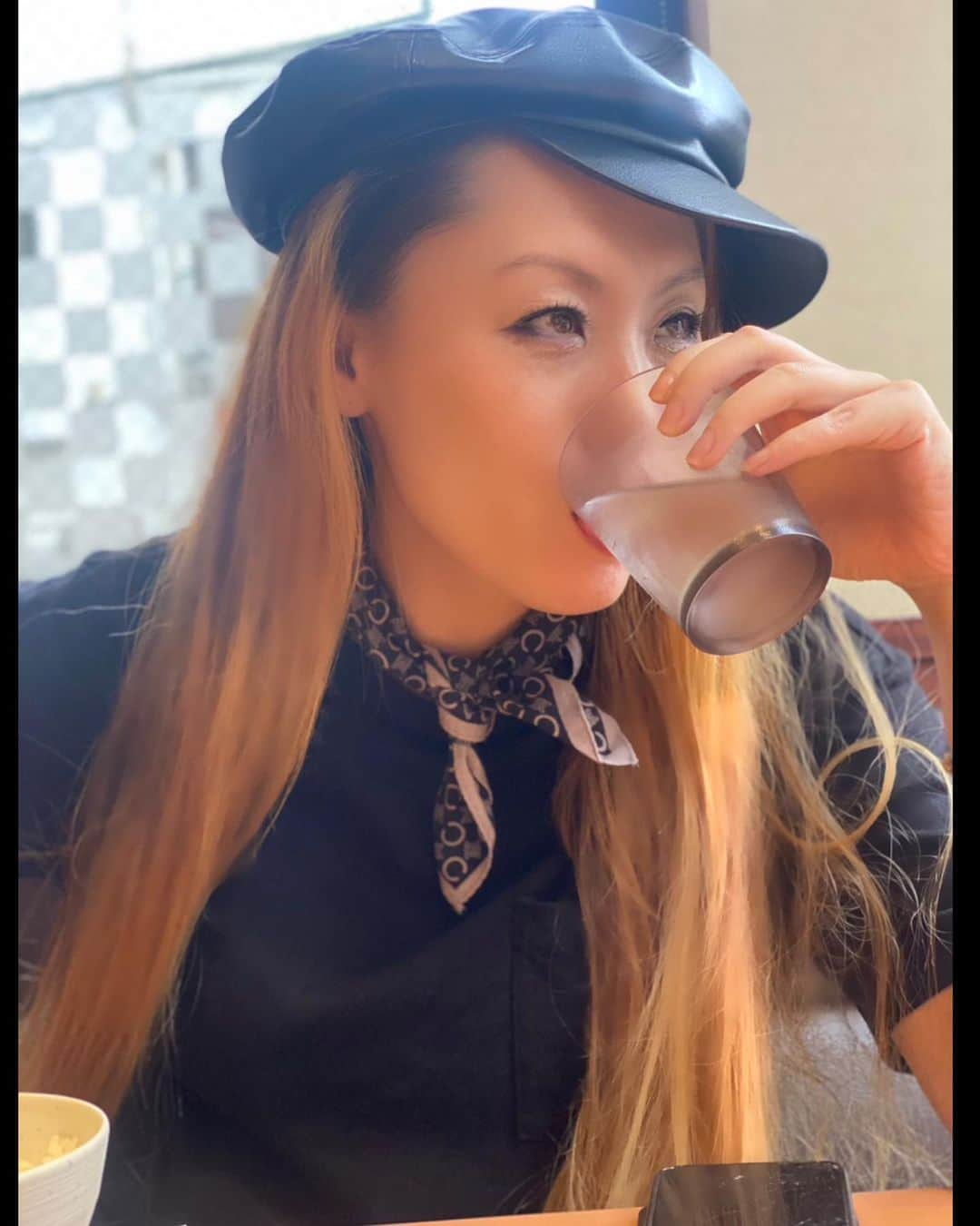 Metisさんのインスタグラム写真 - (MetisInstagram)「水を飲むMetis😂 お稽古の後の救いは水  #CELINE#アウトフィット#tokyostyle #tokyostreets  #outfit#コーデ#5月#photo #デイリースタイル #ハンチングコーデ #スカーフヘアアレンジ」5月27日 22時34分 - metis_0328