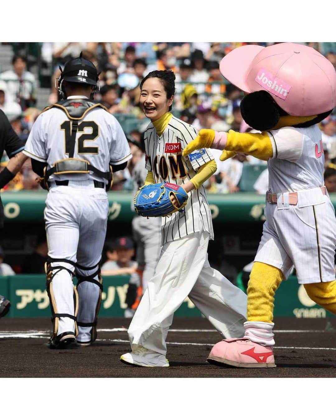 藤間爽子さんのインスタグラム写真 - (藤間爽子Instagram)「. 甲子園球場での初始球式、緊張した〜⚾️✨  マウンドからの景色、目に焼きつけておきました🏟️  【📷サンスポ】」5月27日 22時35分 - fujimasawako_official