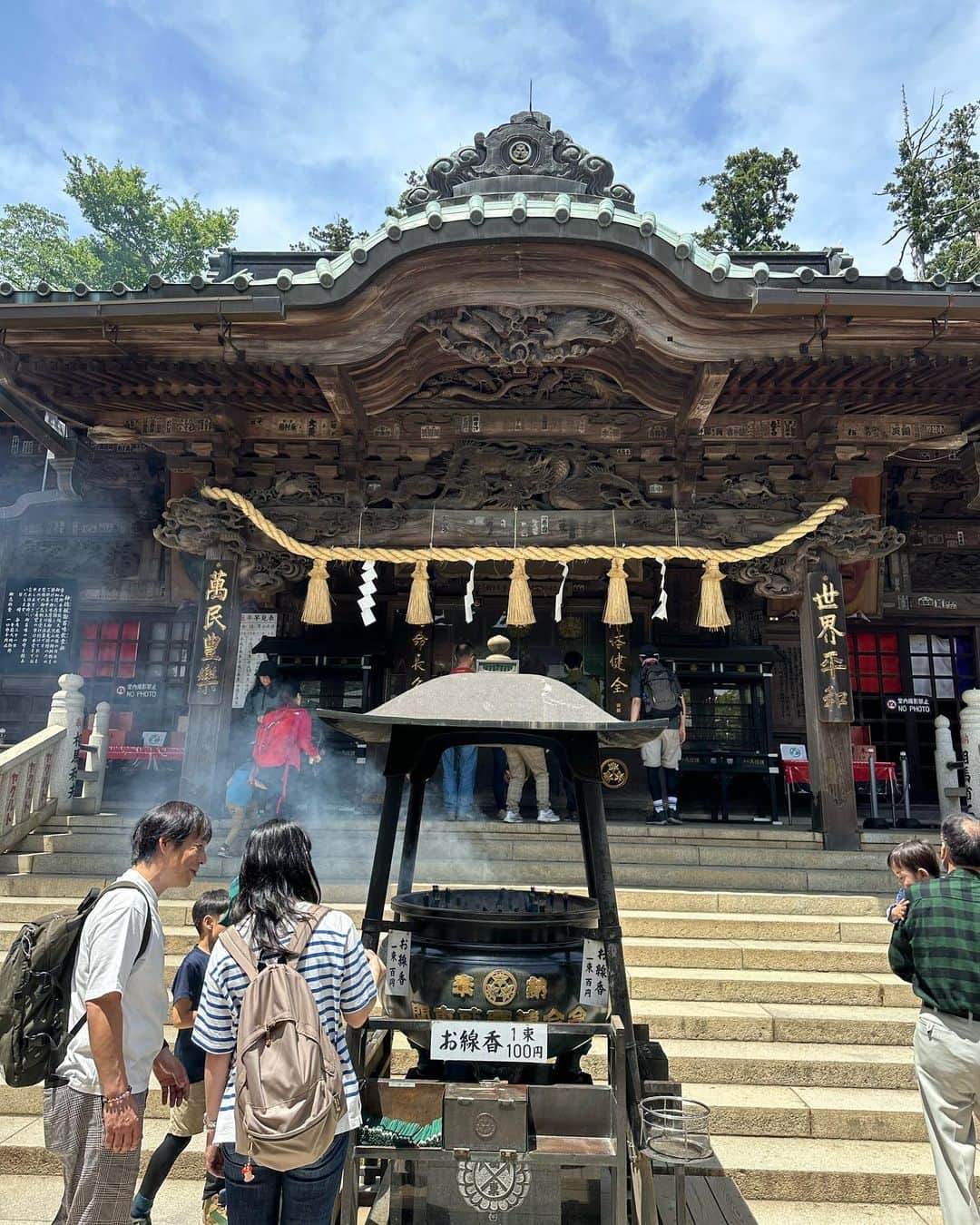 早川茉希さんのインスタグラム写真 - (早川茉希Instagram)「🏔🌞 子どもの頃、受験や大事な節目には 高尾山へ行っていて🙏 今回、初めて息子と訪れました☺️  お天気が良くて新緑が本当に綺麗！！🌿 秋の紅葉シーズンも良いけど この時期も良いなぁ😍✨  1歳児の息子とベビーカーで行ってみたら 薬王院までは多少階段があるくらいで ほとんど整備された道でした☺️ 初めてのケーブルカーは、真剣な眼差し👀 たくさんマイナスイオンを浴びて 気持ち良かったかな？👦🏻  手を繋いで歩けるようになったら また連れて行きたいな🥰 （今は脱走する🏃‍♀️）  #高尾山 #薬王院 #参拝 #ミシュラン三ツ星 #ハイキング #子連れお出かけ #子連れ高尾山 #子連れわんちゃん連れが沢山 #海外の人も沢山 #お煎餅もお蕎麦もカキ氷もお饅頭も食べた #休日満喫 #開運 #ひっぱり蛸 #🐙 #あやかりたい笑」5月27日 22時45分 - maki_hayakawa