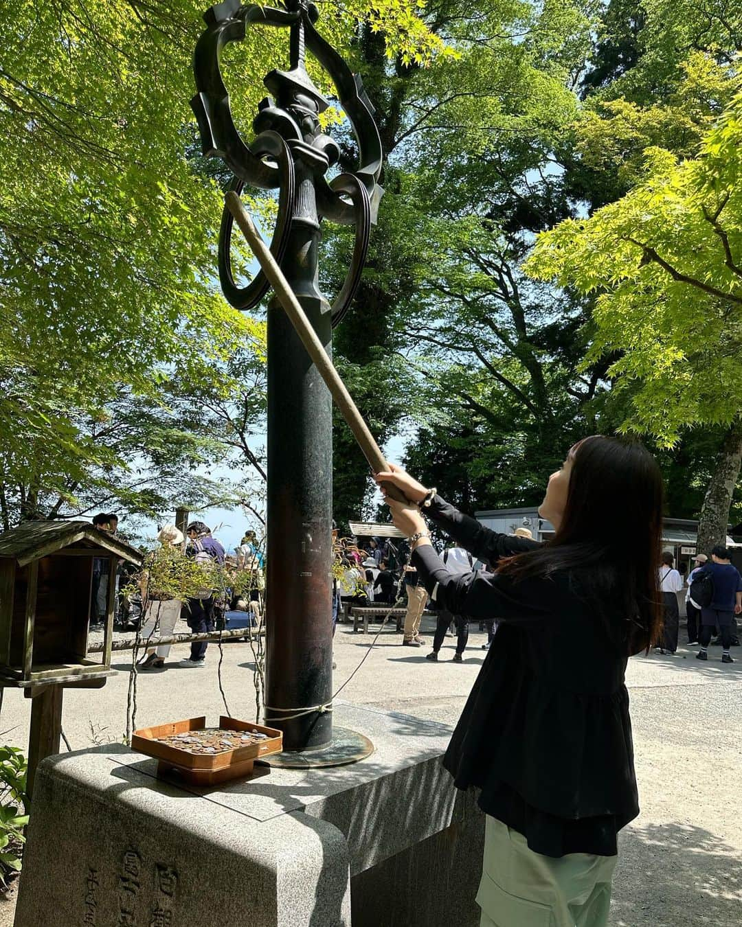 早川茉希さんのインスタグラム写真 - (早川茉希Instagram)「🏔🌞 子どもの頃、受験や大事な節目には 高尾山へ行っていて🙏 今回、初めて息子と訪れました☺️  お天気が良くて新緑が本当に綺麗！！🌿 秋の紅葉シーズンも良いけど この時期も良いなぁ😍✨  1歳児の息子とベビーカーで行ってみたら 薬王院までは多少階段があるくらいで ほとんど整備された道でした☺️ 初めてのケーブルカーは、真剣な眼差し👀 たくさんマイナスイオンを浴びて 気持ち良かったかな？👦🏻  手を繋いで歩けるようになったら また連れて行きたいな🥰 （今は脱走する🏃‍♀️）  #高尾山 #薬王院 #参拝 #ミシュラン三ツ星 #ハイキング #子連れお出かけ #子連れ高尾山 #子連れわんちゃん連れが沢山 #海外の人も沢山 #お煎餅もお蕎麦もカキ氷もお饅頭も食べた #休日満喫 #開運 #ひっぱり蛸 #🐙 #あやかりたい笑」5月27日 22時45分 - maki_hayakawa