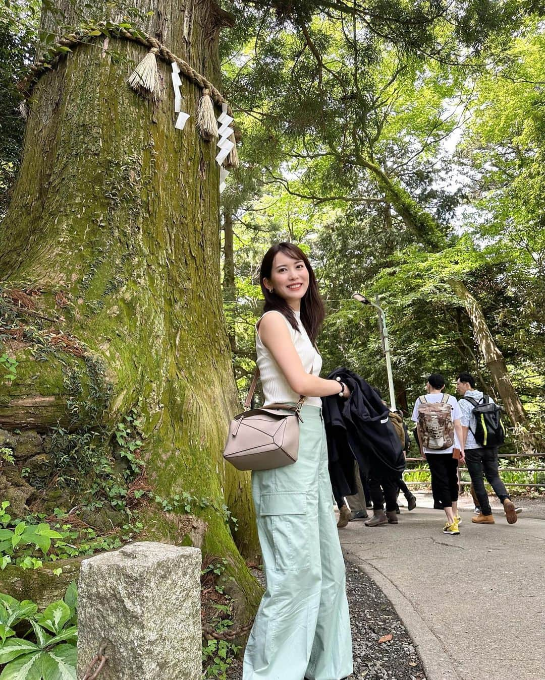 早川茉希のインスタグラム：「🏔🌞 子どもの頃、受験や大事な節目には 高尾山へ行っていて🙏 今回、初めて息子と訪れました☺️  お天気が良くて新緑が本当に綺麗！！🌿 秋の紅葉シーズンも良いけど この時期も良いなぁ😍✨  1歳児の息子とベビーカーで行ってみたら 薬王院までは多少階段があるくらいで ほとんど整備された道でした☺️ 初めてのケーブルカーは、真剣な眼差し👀 たくさんマイナスイオンを浴びて 気持ち良かったかな？👦🏻  手を繋いで歩けるようになったら また連れて行きたいな🥰 （今は脱走する🏃‍♀️）  #高尾山 #薬王院 #参拝 #ミシュラン三ツ星 #ハイキング #子連れお出かけ #子連れ高尾山 #子連れわんちゃん連れが沢山 #海外の人も沢山 #お煎餅もお蕎麦もカキ氷もお饅頭も食べた #休日満喫 #開運 #ひっぱり蛸 #🐙 #あやかりたい笑」