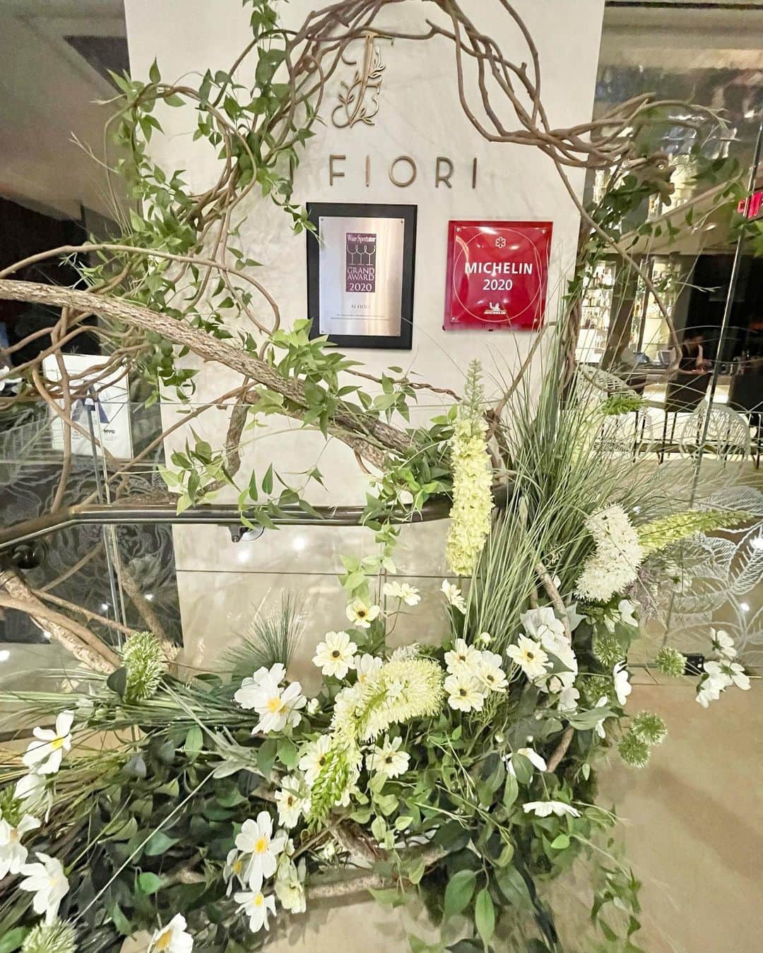 曲渕伊代のインスタグラム：「NYグルメ🍴 🇮🇹 @aifiori  🦞 @lobsterplacenyc  🥩 @keenssteakhouse  🇨🇳 @hutongnyc  🍔 @minettatavernny 🥯 @essabagel  🍸 @thepresslounge  🇰🇷 @chodanggol」