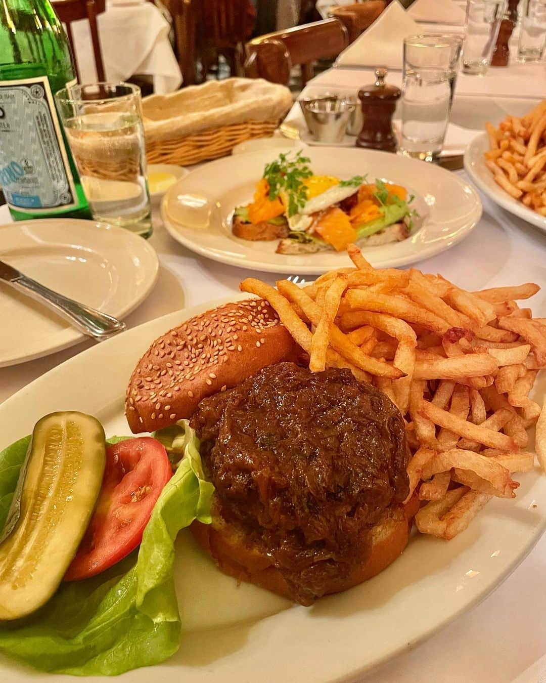 曲渕伊代さんのインスタグラム写真 - (曲渕伊代Instagram)「NYグルメ🍴 🇮🇹 @aifiori  🦞 @lobsterplacenyc  🥩 @keenssteakhouse  🇨🇳 @hutongnyc  🍔 @minettatavernny 🥯 @essabagel  🍸 @thepresslounge  🇰🇷 @chodanggol」5月27日 22時38分 - iyo_m2f