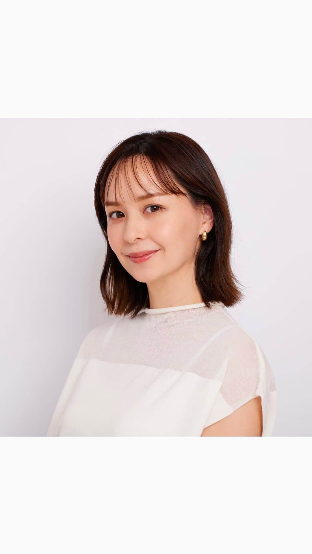 乙黒えりのインスタグラム：「SASAMAKEさん　@kaz_hm の スタジオへ潜入レポート❣️ 人気のブラウンメイクを習いながら 写真も撮れて、データもメイク道具の情報もいただけるという 素敵なササメイクレッスン✨ 大人気の理由がわかりました！  ベースメイクからそれぞれのアイテムの似合う色味を探してくれて、 今っぽくかつ正統派に仕上げるコツを教えてもらえます📝 自己流メイクがマンネリになった人や、 自分に似合うメイクがわからない、 素敵な写真が撮りたい方必見〜 とても気さくで優しいので 緊張しがちな撮影も気張ることなく自然体で撮れるはず✨😊  インスタからも学べるのでフォロー推奨♡  メイク道具はコメント欄でーす  #ささっとメイク#ササメイク#メイクレッスン#大人気レッスン#写真スタジオ」