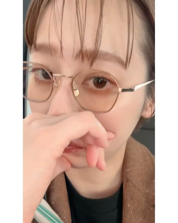 石田一帆のインスタグラム：「. 来週土曜日6/3は  @bj_classic_collection × @ishidakazuho  POPUP vol.2開催です🥽  SOLDOUTになっている IK-P01のプラシリーズ全色とIK-C02グレーササ 全て揃う、最後の機会となります✨  遠方にお住まいの方のことも考え、 数量WEBでも販売することとなりました！ こちらの販売開始時間に関しましては決まり次第 @bj_classic_collection さんよりお知らせ致します。  会場は前回と変わって、表参道にて。 福井県のおしゃんなアンテナショップで、 中にはカフェがあったりお土産あったりと POPUP以外にも楽しい空間なので是非、、🐟  この動画載せるたびにご質問頂くのでポスト✉️ ◾︎ IK-P03 ゴールドブラウン  #sunshiftxishidakazuho」