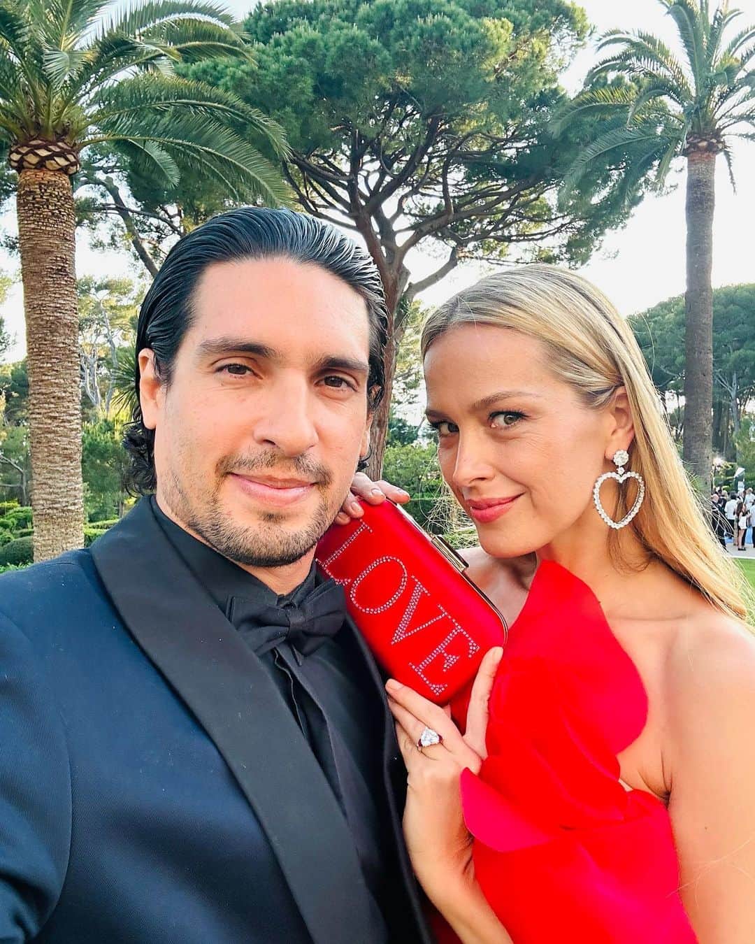 のインスタグラム：「Love is the key to everything …  Thank you @Amfar for your tireless commitment to finding a cure.   🤍 @Chopard  ❤️ @jenniferclairofficial」