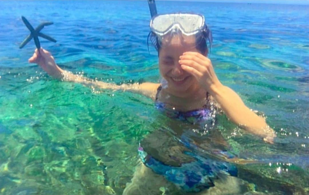 ヒガリノのインスタグラム：「__  📍沖縄の海(どこか忘れたw)  シュノーケリング🤿して ヒトデを見つけた日⭐︎  海不足です...潜りたい。  #沖縄 #海 #ヒトデ #沖縄海  #シュノーケリング #比嘉梨乃沖縄旅」