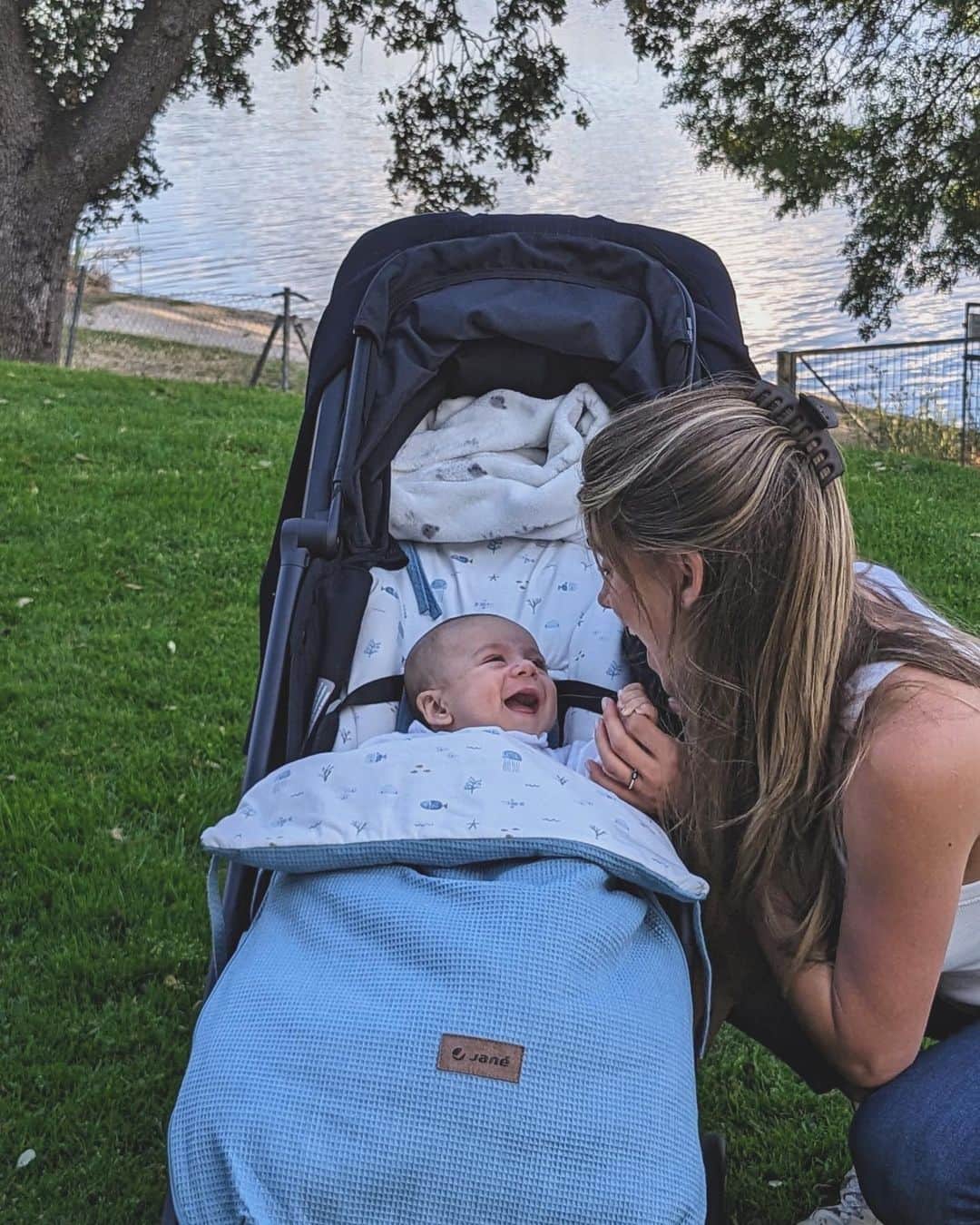 ベレン・モゾのインスタグラム：「Europe Vol I • avec ma famille 💙 🇪🇺」