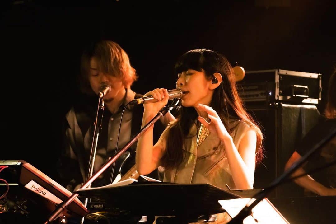 鎌野愛のインスタグラム：「鎌野愛2nd album「HUMAN」 リリースライブat 新代田FEVER無事終了しました。  出産を経てようやくの開催になりましたが、 沢山の方にお越しいただいて本当に嬉しかったです。 とっても幸せな1日になりました。 ありがとうございました！  一緒にステージに上がってくれている みんなのことが好きすぎて、ね、もうね。 遠くない未来にまたこのメンバーで ライブやれたらと思っております。  オストライヒも快く出演してくれてありがとう！！！  1枚目は三島くんがコーラスしてくれてるのがお気に入りの写真。  鎌野愛HUMAN BAND @sohei_mishima  @anzu_violin  @goto_drums  @ortem_oykot  @kunimitsu__takahashi  @gecko_piano   オストライヒ @kunimitsu__takahashi  @mizuki_iida  @p___.o0  @goto_drums  @sohei_mishima  @gecko_piano  @anzu_violin  @kamanoai   📸 @sgwrkzk」