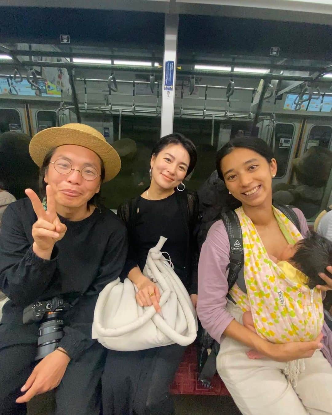 桃生亜希子のインスタグラム：「六本木方面の電車で偶然会えたかわいい家族😍❤️✨ 　こないだも神谷くん家族に思いがけなく会えた。🌈 　新生児は、スペシャル。 　なんだか、幸せな気分になれる。 　楽しみだね✨ 　 　今日は、息子の誕生日を母にお祝いしてもらったよ。 　美味しいお寿司🍣、ごちそうさまでした！🙏✨  #息子に写真撮ってもらう母  #newbonebaby #新生児　#寿司　#sushi」