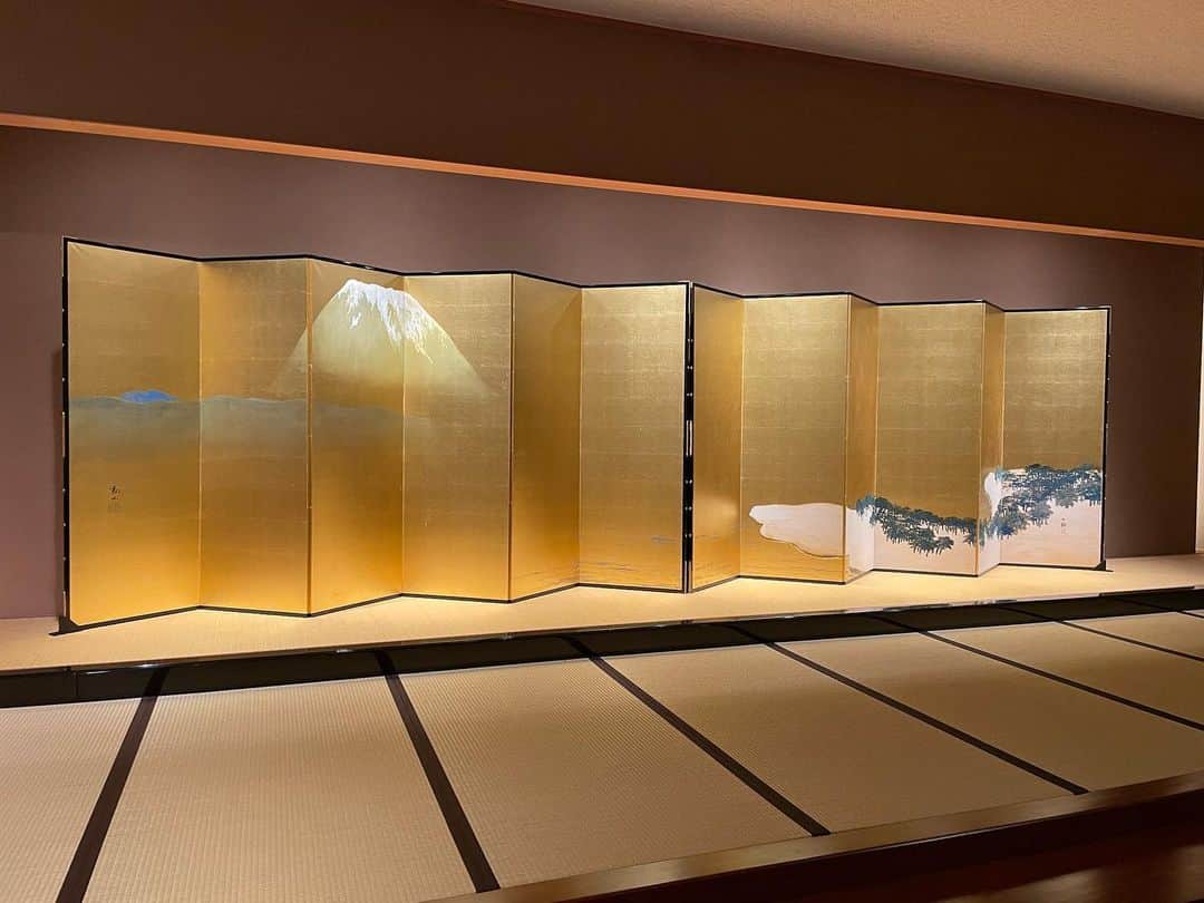 のインスタグラム：「水野美術館 開館20周年記念「横山大観展 ～語る大観、語られる大観」 2023年4月8日(土) 〜5月28日(日) 水野美術館  どうしても見ておきたいと思った水野美術館の横山大観展、何とか間に合いました！  大観の言葉、そして大観にまつわる作家たちが語る人物像やエピソードが読んでいて本当に楽しくて！これまで持っていた大観のイメージがガラッと変わった特別展でもありました。と、同時にこんな絵も描かれたんだ！という作風の豊かさに驚いたりもしました。  酔心の3代目とのエピソードも粋で良かったなぁ。  #おすすめ美術展 #美術館巡り #美術館 #アート散歩 #DJAIKO62 #djaiko62のアート噺 #学芸員djのdjaiko62 #読むアート噺 #アート噺 #水野美術館 #横山大観 #横山大観展語る大観語られる大観  #長野」