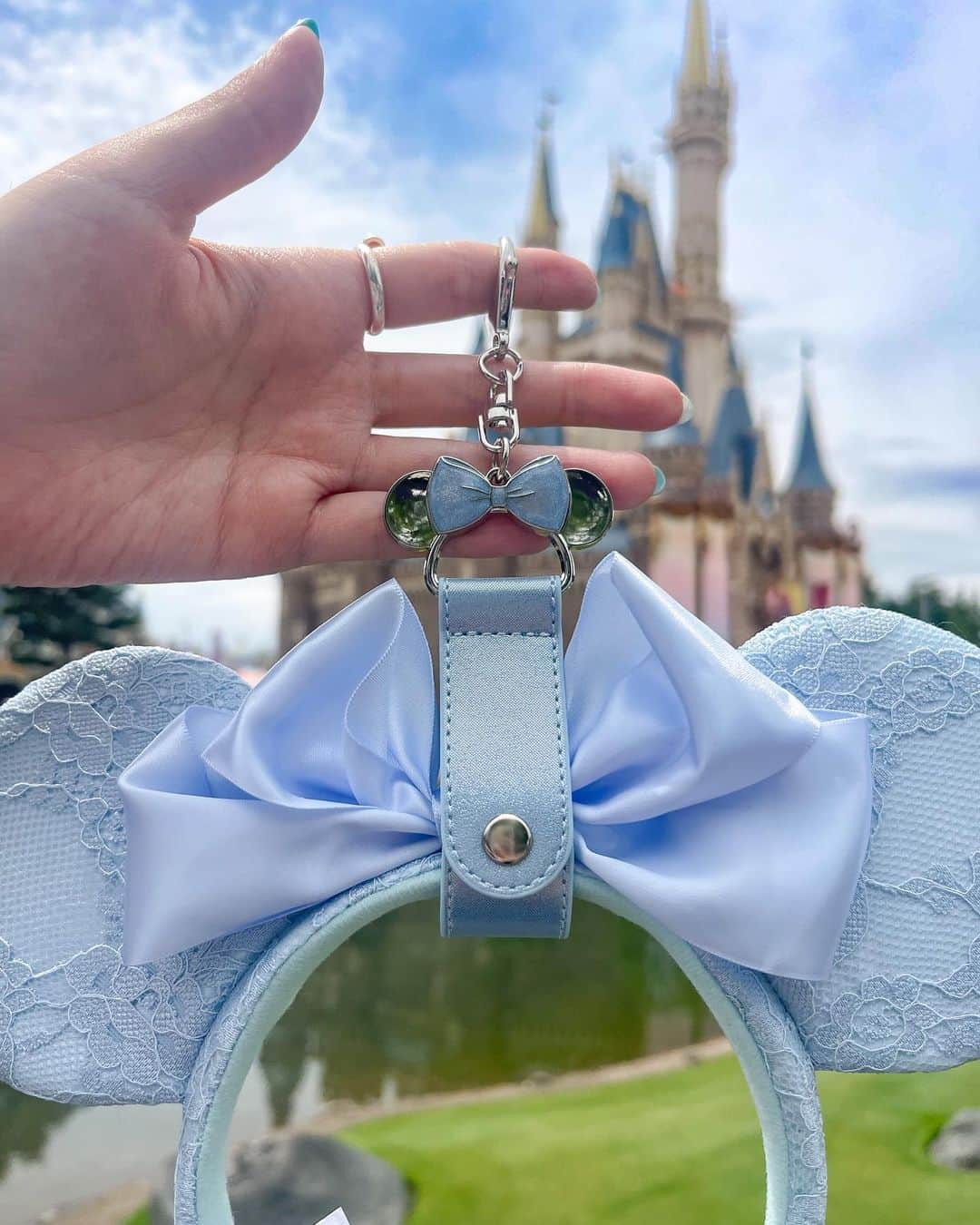 Hatamaさんのインスタグラム写真 - (HatamaInstagram)「＊  ＊  Disney Blue Ever After💙  大人気のシリーズに、今年も新作が登場しました👏✨  いろいろ買ったのですが、中でもお気に入りの2アイテムを紹介！  .  まずは、ブルーエバーアフターデザインのカチューシャホルダー🎀  可愛くカチューシャを持ち運べます♫  上品なラメ感がたまりません✨  .  そして、カチューシャ型のキーチェーン🎀  ミニサイズでとってもキュート❣️  付けるのはもちろん、ぬい撮りにもオススメです。  .  ☑︎カチューシャホルダー 1400円 ☑︎キーチェーン 1100円  販売期間 2023年5月25日〜  販売店舗 ⚫︎TDL「ディズニー＆カンパニー」 ⚫︎TDS「ベッラ・ミンニ・コレクション」 など  詳しい在庫や販売店舗は、東京ディズニーリゾート・アプリから検索することができるので参考までに🙌  .  #tokyodisneyresort #tokyodisneyland  #disneygram #disneylove #disney #disneyblueeverafter #disneygoods #minnieears #東京ディズニーリゾート #ディズニー #ディズニー女子 #カチューシャホルダー #ブルーエバーアフター #キーチェーン #ディズニーグッズ #シンデレラ城 #ディズニーカチューシャ」5月27日 22時52分 - hatama_1118