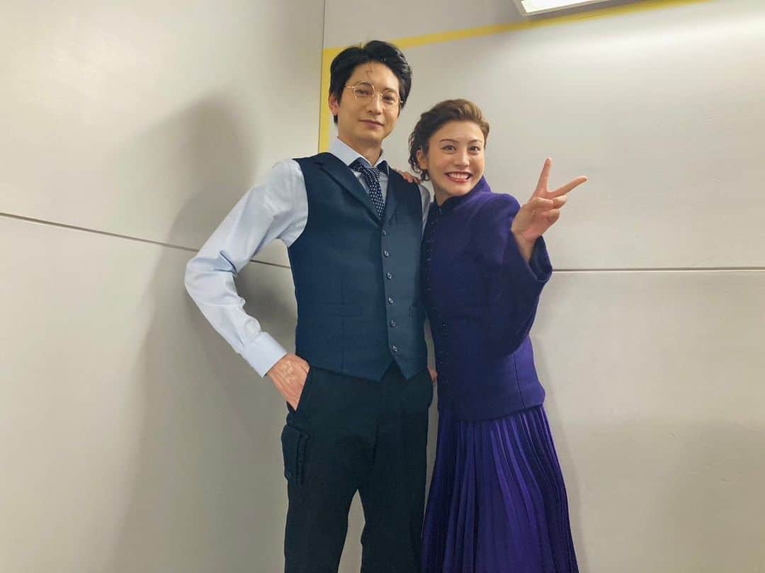 中別府葵のインスタグラム：「今日が理ポッター、 桃華ローズとの ラスト公演でした🥲  ということで 仲良し3人組 理、エハラ、べっぷも お別れ。  この3人はプライベートでもめちゃくちゃ仲良しで 舞台袖でもいっつもわちゃわちゃやってた。笑 ポリジュースの時は 本気でケラケラ笑って すっごい楽しかったなぁー。  理さんとは もう15年の仲で 最初にこの作品が決まった時も 1番に電話をかけたのは 理さんでした。 1年というロングランの中、 色んなことがあったけど いつも私たちの味方で いつも私たちのことを守ってくれた理さん。  あなたは誰のためでも何でもする人よ  っていうジニーの言葉が 理さん本人にもぴったり当てはまる。 一見、クールなようで 仲間思いでボケたがりで 熱くて優しくて漢気の凄い人。 GAPナンバーワン俳優✨  これからも一生 ついていきます！ 兄ちゃん！って感じの人。  久々の共演で 親友役をやれて本当に幸せだったー！！😍😍✨  桃華ローズとも 今日でお別れ。 ももちゃん自体は セカンドシーズンから マートルとして また同じ板の上に立ちます。 でもローズとしては今日が最後。 カンパニー最年少で だけど誰よりもしっかり者！ 実は、私の家で一緒に料理をしたことがあるんだけど、 一生懸命お料理してる姿も可愛くて目に焼きついてるよ☺️ ほわほわふわふわの見た目だけど、芯のあるたくましい女優さん。 桃華が娘で とっても幸せだったし、いつか私も こんな娘が欲しいなぁって思ってました！  私を母にしてくれてありがとうー！🫶✨  そして明日は ファーストシーズン マイ千秋楽です。  1年、長いようであっという間でした。 200公演を超える数、 舞台に立ち続けました。 ロングラン、想像していた何倍もきつかったけど、 その達成感は 半端じゃないです。 (とはいえすぐにセカンドシーズン始まるし、こっからまた長い道のりは続くけど) 明日で一旦一区切り。 最後の共演になるメンバーもいるので 悔いのないよう、 楽しみたいです。  あぁ寂しいーーーーー！ 気を抜くと泣きそうなので 気を引き締めて頑張ります。 明日も応援宜しくお願いします🙆‍♀️✨  #舞台ハリポタ #ハリポタ舞台 #ハリー#向井理 #ロン#エハラマサヒロ #ハーマイオニー#中別府葵 #ローズ#佐竹桃華」