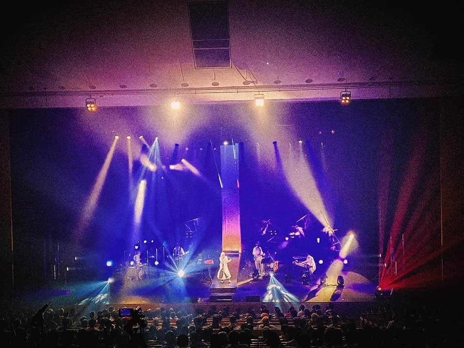 ReoNaのインスタグラム：「「ReoNa ONE-MAN Concert Tour 2023 “HUMAN”」@福岡国際会議場  ただいま九州。 お歌、楽しんでいただけましたでしょうか…。 届いていますように。 届いていたらいいな。 ありがとうございました…💐  Manipulator 加藤大地 Band master&Keyboard 荒幡亮平 Bass 二村学 Guitar&camera 山口隆志 Drums 佐治 宣英  Shadow Dancers ヒナ、せりあ  #HUMAN_Tour」