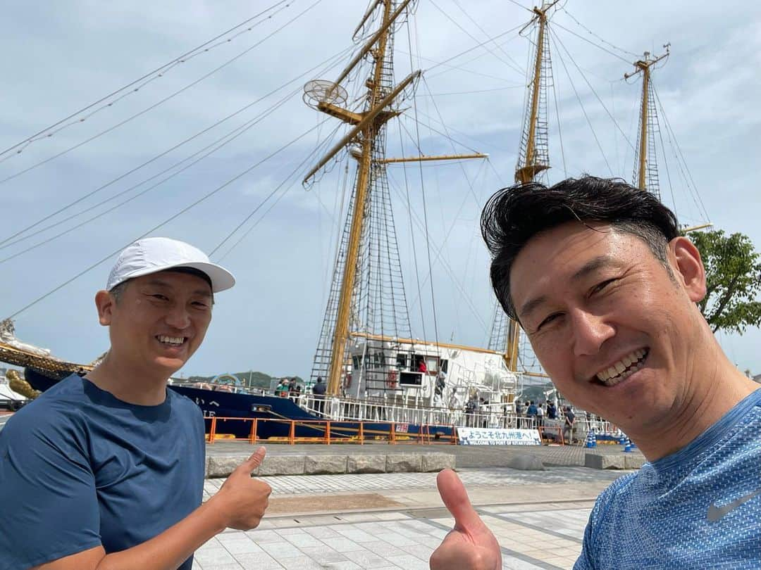 下山英哉のインスタグラム：「トライアスリートがやってきた‼️  関門海峡の海底をRUN😊 下関に渡って… 唐戸市場で寿司三昧！！  #running  #run #関門海峡 #関門トンネル  #関門トンネル人道  #福岡から山口 #門司港 #唐戸市場 #トライアスリート  #fukuoka」