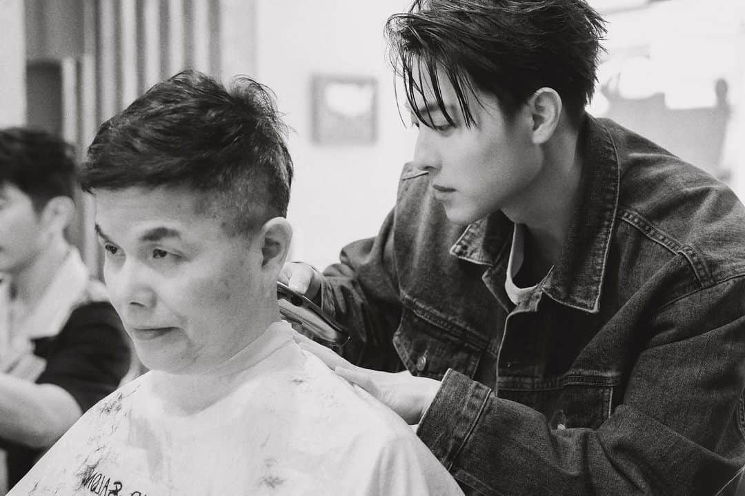 プリンス・チウのインスタグラム：「專注每個當下💇🏻‍♂️ 播出剩最後ㄧ個月了 倒數ing~ 想念ㄧ起嘻笑的時光 @lets_open42  #來吧營業中2」