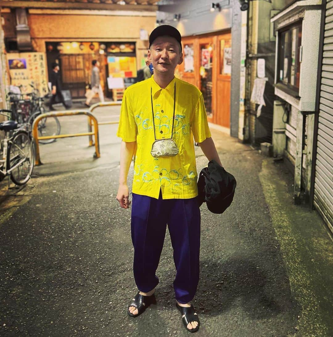 市川刺身さんのインスタグラム写真 - (市川刺身Instagram)「今日の服装。 有楽町出番頂く。 明日も有楽町に出させて頂く。  暑い日だから出番が来たよ十四才で購入したMATCHとORANGE RANGEのシャツ。 MATCHとORANGE RANGEのシャツ！？ にスーパースターのジャージ。 dosmonosの帽子に黒の便所サンダル寒かった時用の羽織りを手に持って。  ライブ終わりに昔の同居人で親友の松永に会って家の粗大ゴミを処理してもらって一緒に飯。 とても楽しかったです。 松永に撮ってもらいました。 松永お子さん誕生おめでとう。  #今日着た服 #ファッション #古着 #オレンジレンジ #マッチ #同居人」5月27日 22時58分 - soitsudoitsu